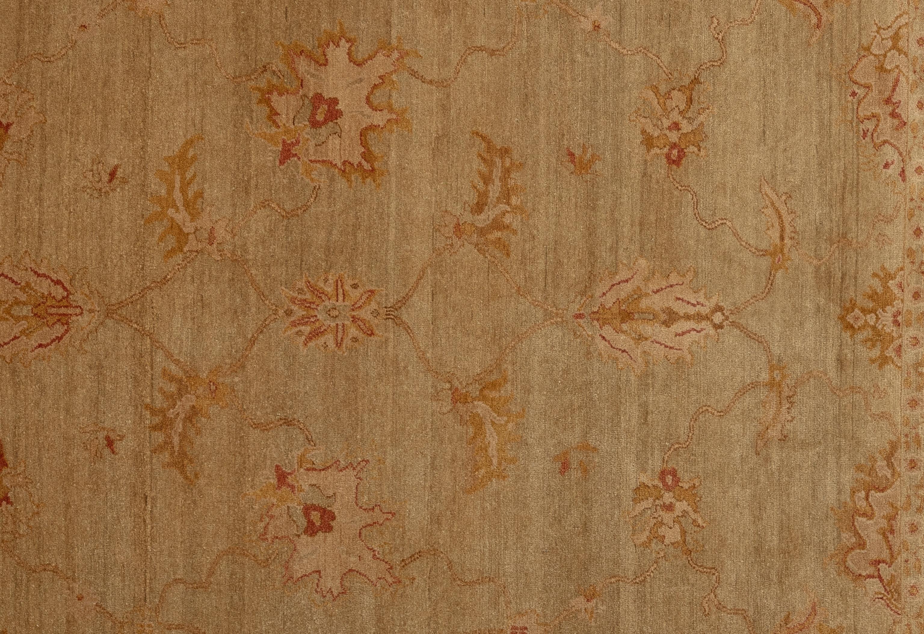 Questo squisito tappeto Oushak è una vera e propria opera d'arte abilmente tessuta a mano da artigiani esperti che utilizzano metodi tradizionali. Questo tappeto, impreziosito da motivi intricati e da una delicata combinazione di colori realizzati