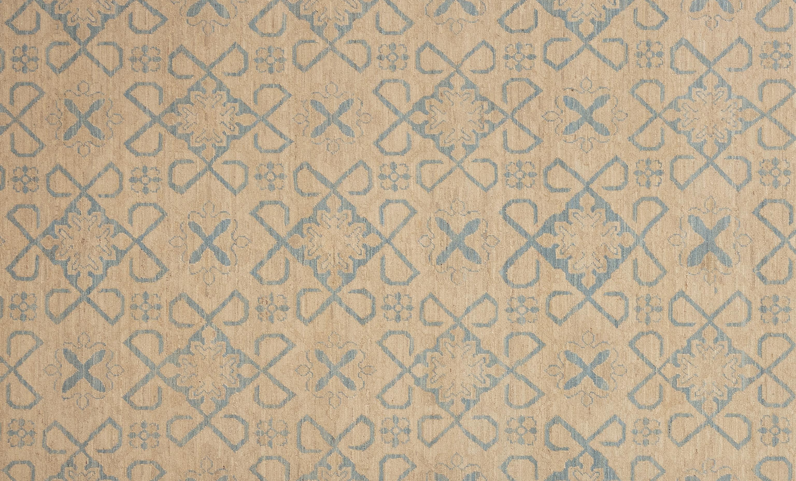 Dieser exquisite Oushak-Teppich ist ein wahres Kunstwerk, das von erfahrenen Kunsthandwerkern nach traditionellen Methoden handgewebt wurde. Dieser Teppich mit seinen filigranen Mustern und der sanften Farbgebung aus natürlichen Pflanzenfarben ist