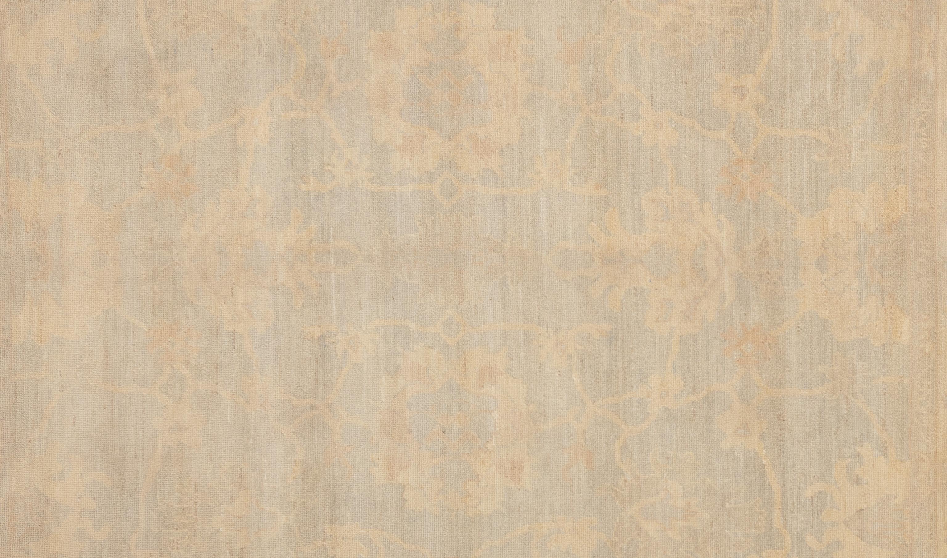 Questo squisito tappeto Oushak è una vera e propria opera d'arte abilmente tessuta a mano da artigiani esperti che utilizzano metodi tradizionali. Questo tappeto, impreziosito da motivi intricati e da una delicata combinazione di colori realizzati