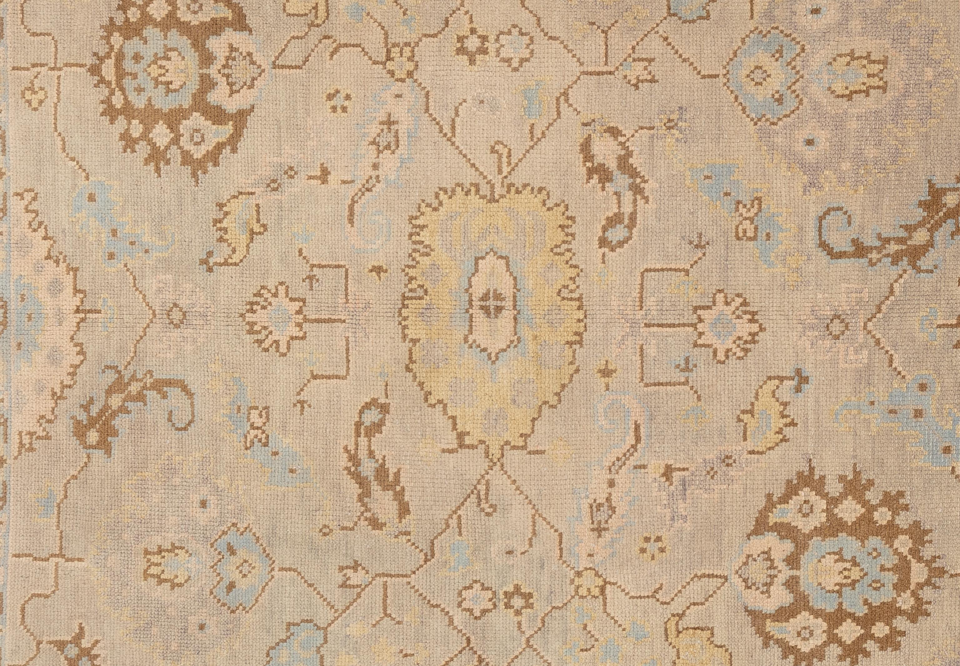 Questo squisito tappeto Oushak è una vera e propria opera d'arte abilmente tessuta a mano da artigiani esperti che utilizzano metodi tradizionali. Questo tappeto, impreziosito da motivi intricati e da una delicata combinazione di colori realizzati