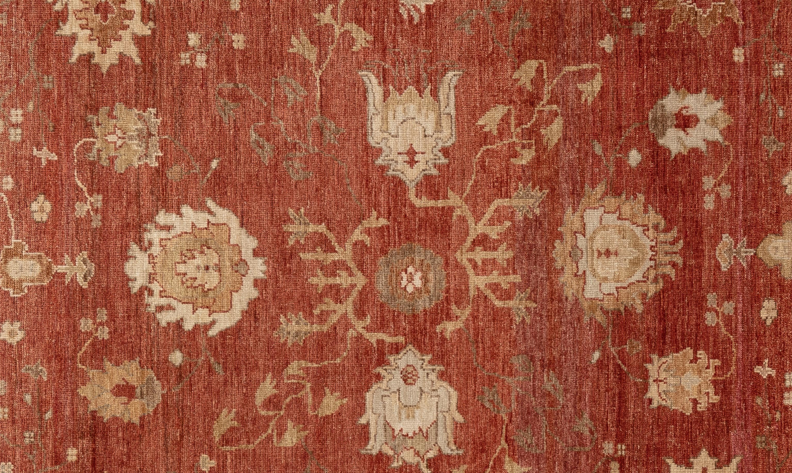 Dieser exquisite Oushak-Teppich ist ein wahres Kunstwerk, das von erfahrenen Kunsthandwerkern nach traditionellen Methoden handgewebt wurde. Dieser Teppich mit seinen filigranen Mustern und der sanften Farbgebung aus natürlichen Pflanzenfarben ist