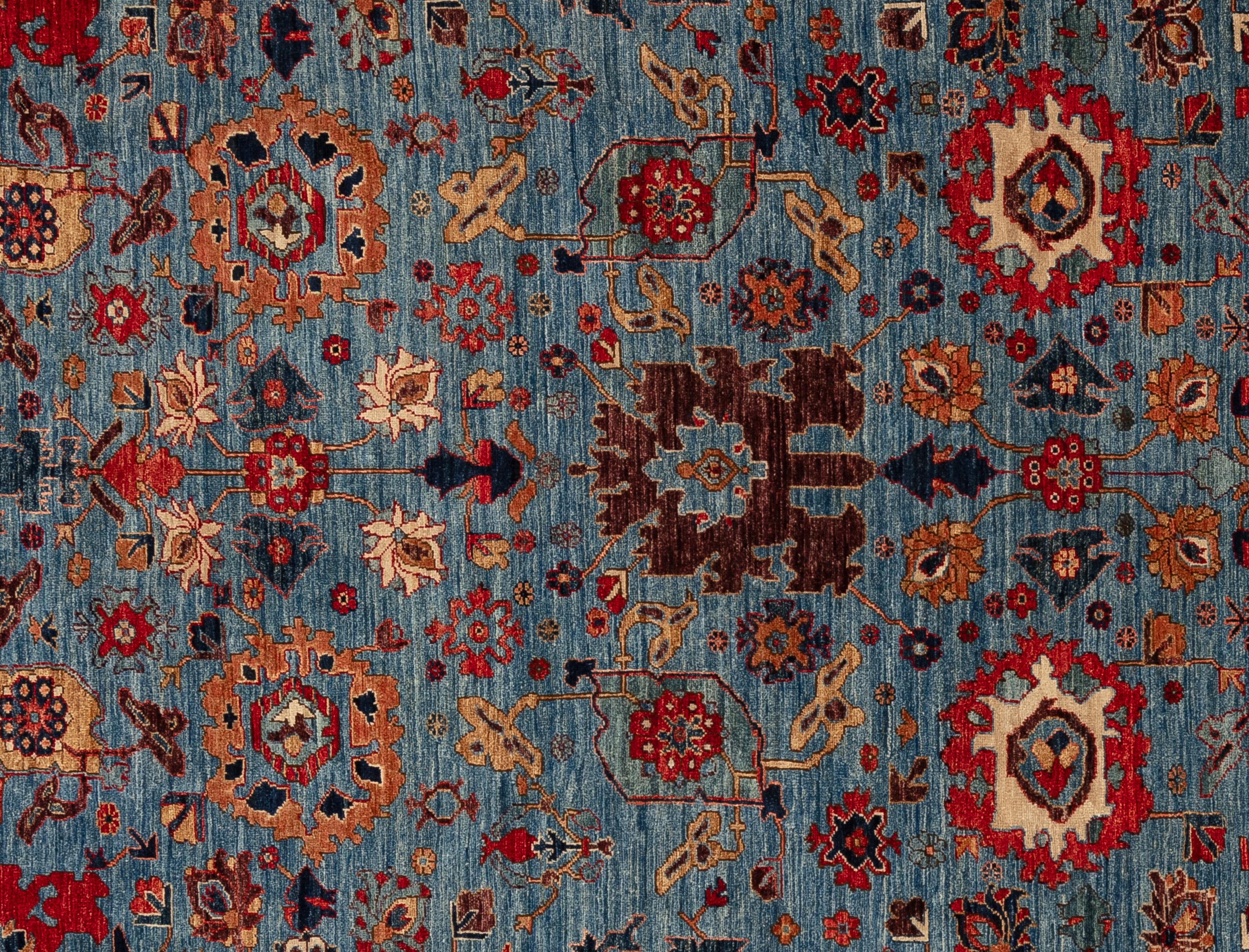 Dieser exquisite Oushak-Teppich ist ein wahres Kunstwerk, das von erfahrenen Kunsthandwerkern nach traditionellen Methoden handgewebt wurde. Dieser Teppich ist mit seinen komplizierten Mustern und seiner Farbgebung ein auffälliger Blickfang für