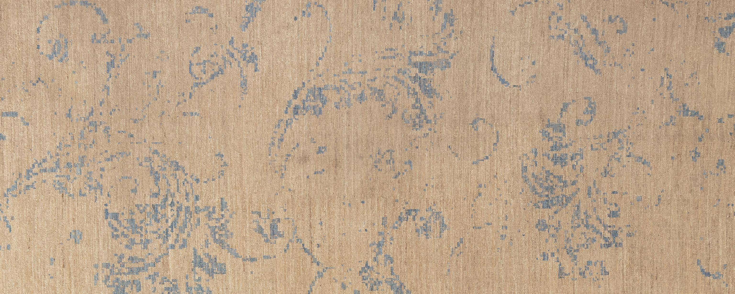 Questo squisito tappeto Oushak è una vera e propria opera d'arte abilmente tessuta a mano da artigiani esperti che utilizzano metodi tradizionali. Questo tappeto, impreziosito da motivi intricati e da una delicata combinazione di colori realizzati