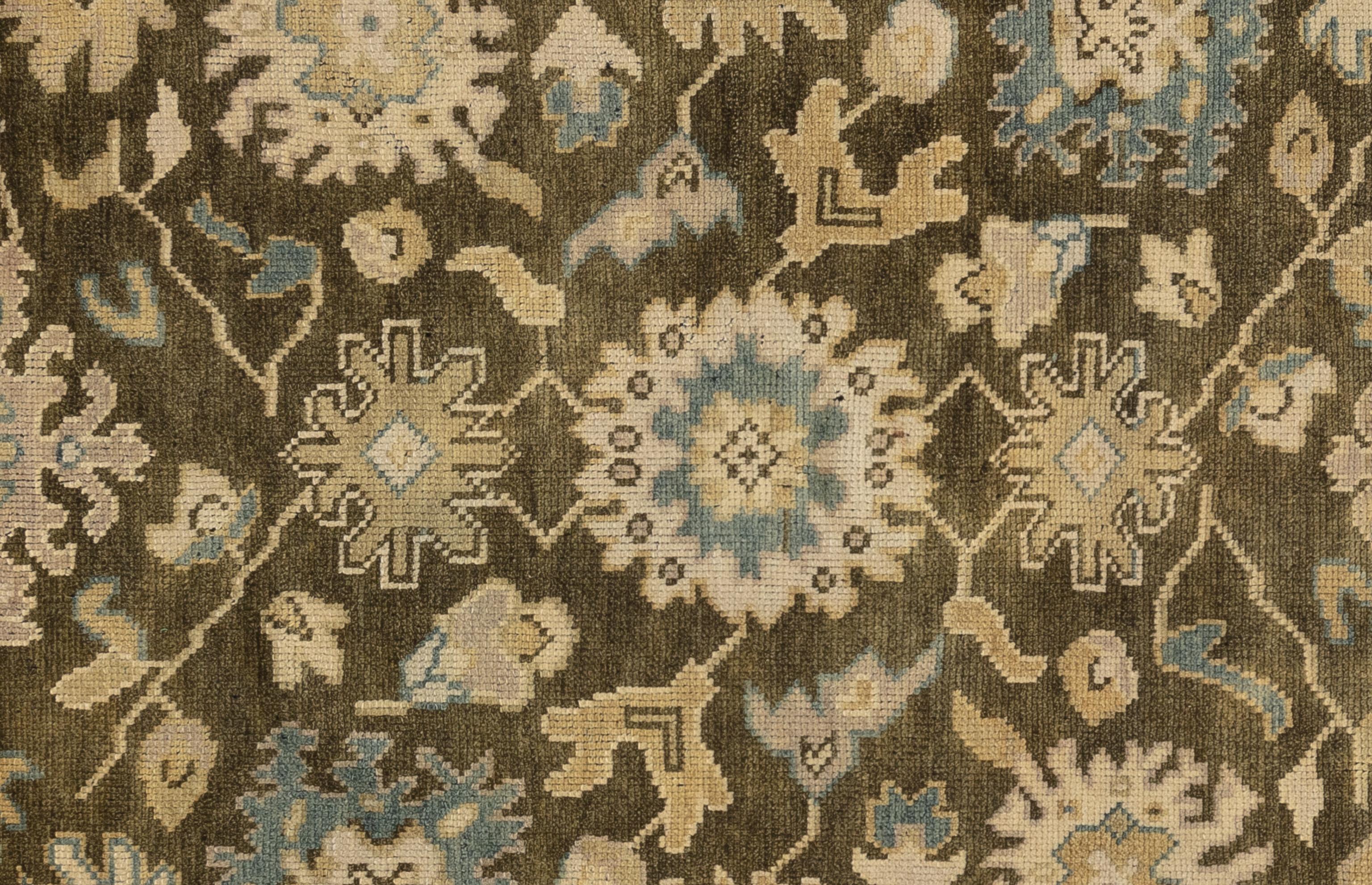 Dieser exquisite Oushak-Teppich ist ein wahres Kunstwerk, das von erfahrenen Kunsthandwerkern nach traditionellen Methoden handgewebt wurde. Dieser Teppich mit seinen filigranen Mustern und der sanften Farbgebung aus natürlichen Pflanzenfarben ist