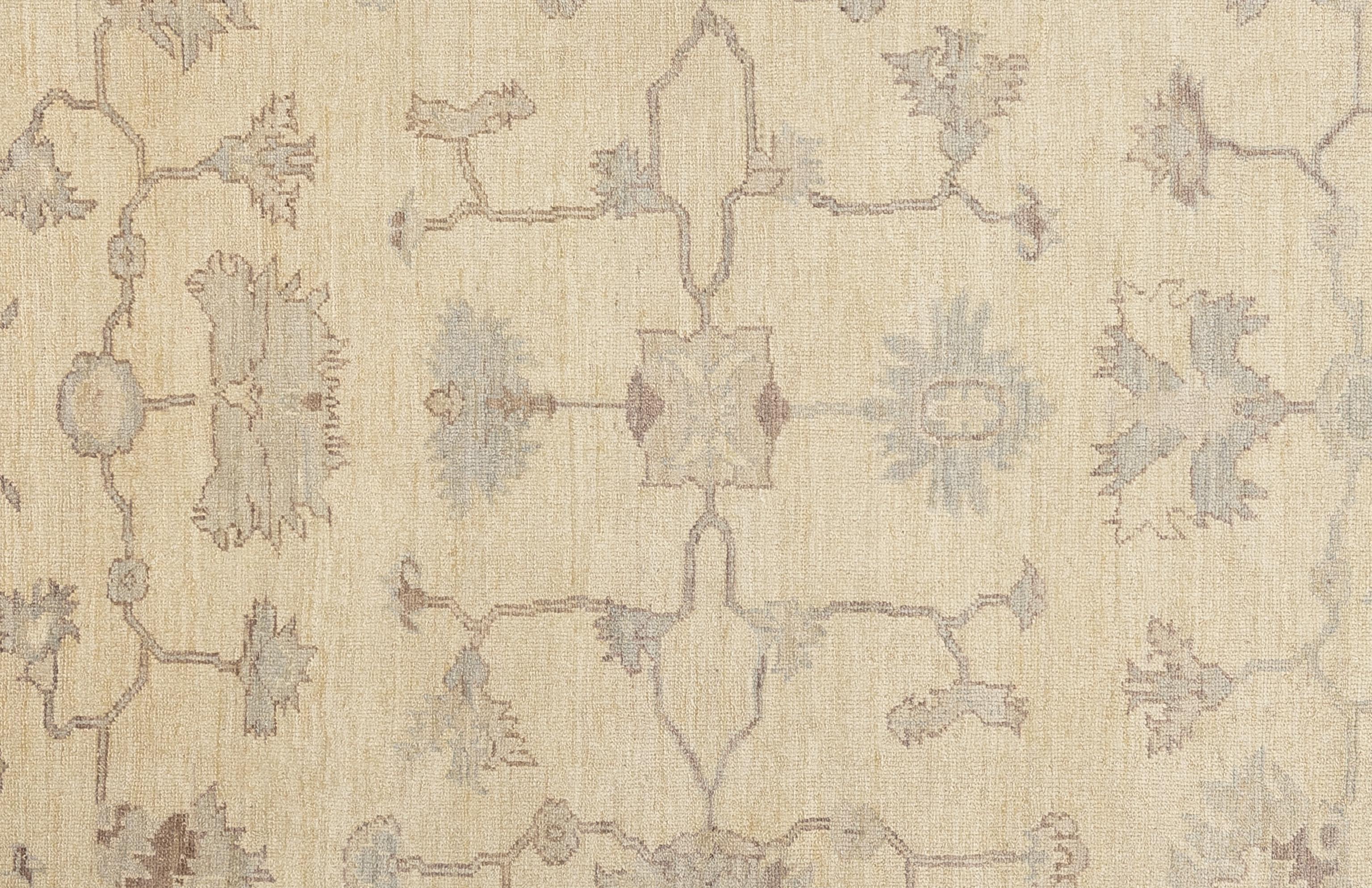 Cet exquis tapis Oushak est une véritable œuvre d'art, habilement tissée à la main par des artisans expérimentés selon des méthodes traditionnelles. Orné de motifs complexes et d'une palette de couleurs douces obtenues à partir de teintures