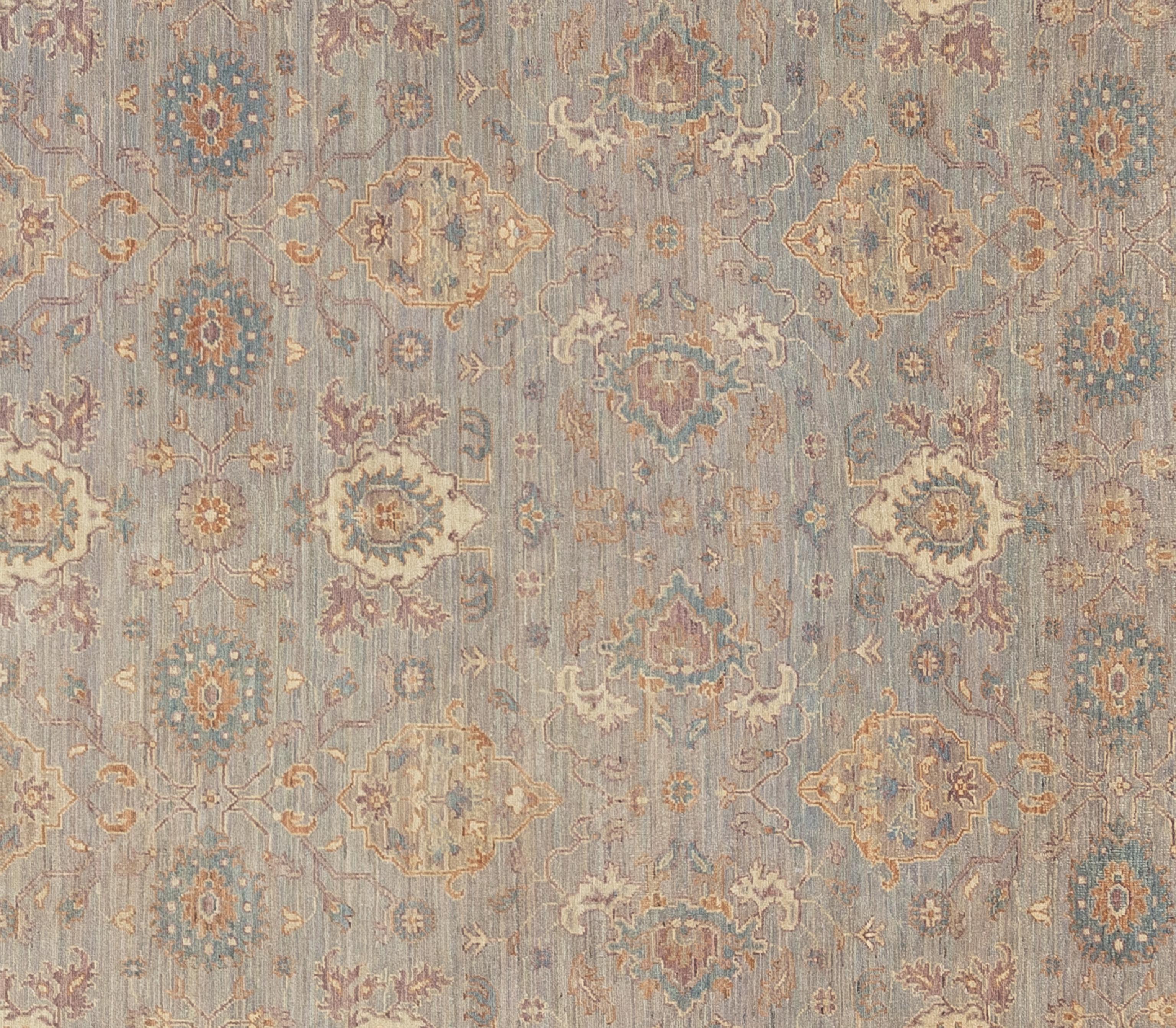 Dieser exquisite Oushak-Teppich ist ein wahres Kunstwerk, das von erfahrenen Kunsthandwerkern nach traditionellen Methoden handgewebt wurde. Dieser Teppich mit seinen filigranen Mustern und der sanften Farbgebung aus natürlichen Pflanzenfarben ist