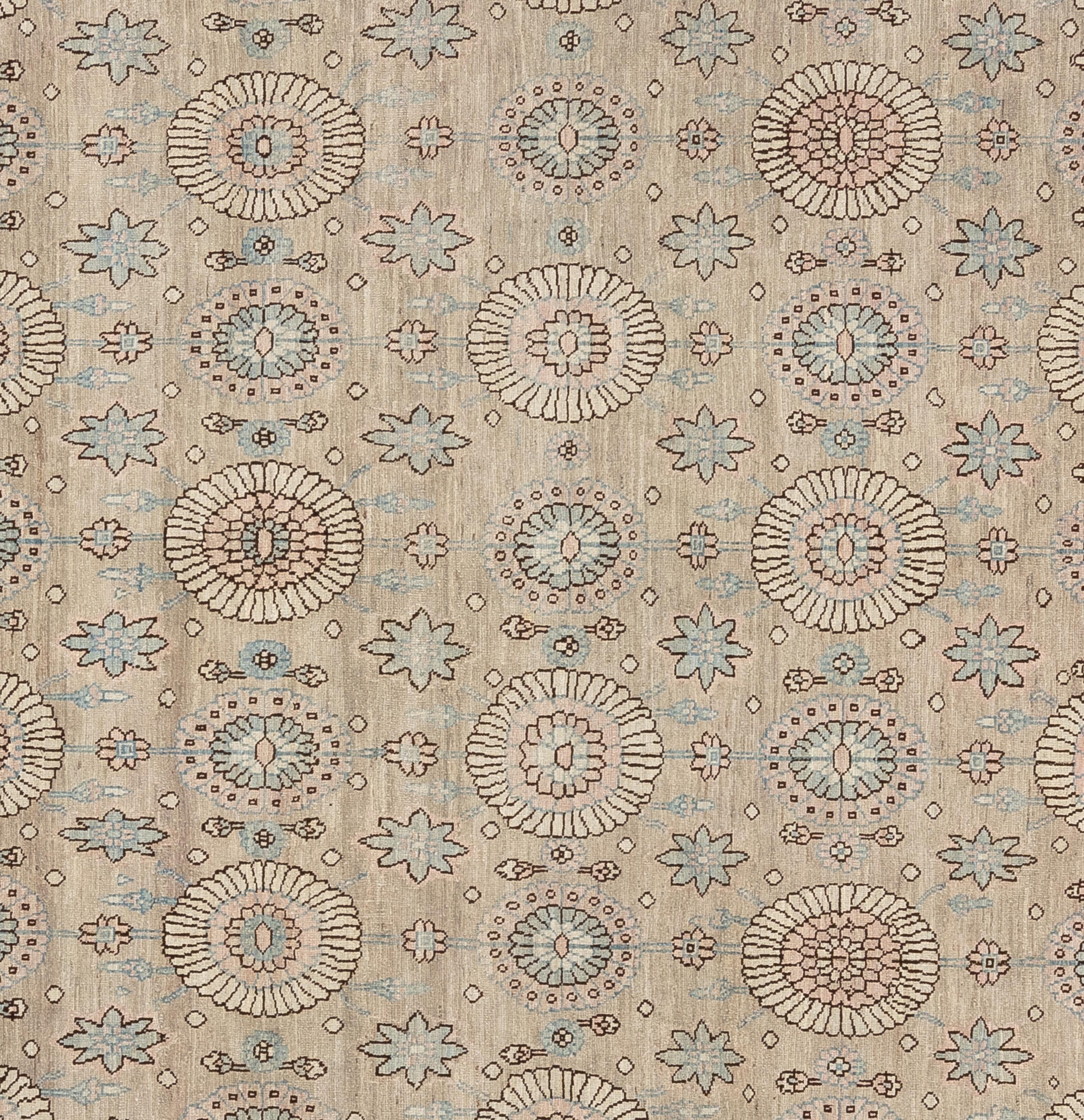 Dieser exquisite Oushak-Teppich ist ein wahres Kunstwerk, das von erfahrenen Kunsthandwerkern nach traditionellen Methoden handgewebt wurde. Dieser Teppich mit seinen filigranen Mustern und der sanften Farbgebung aus natürlichen Pflanzenfarben ist