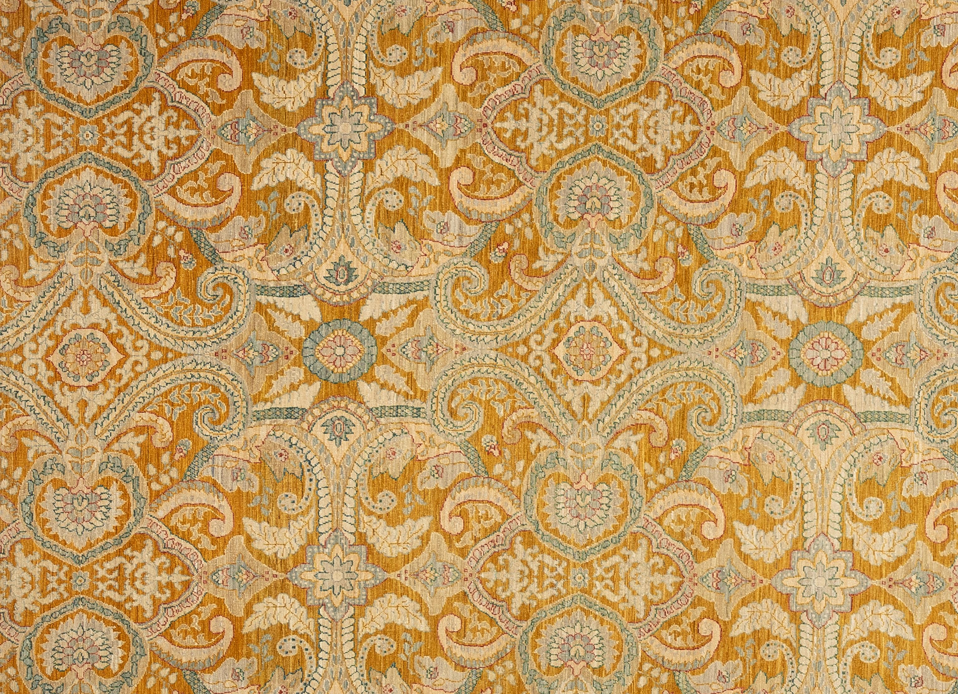 Dieser exquisite Oushak-Teppich ist ein wahres Kunstwerk, das von erfahrenen Kunsthandwerkern nach traditionellen Methoden handgewebt wurde. Dieser Teppich mit seinen filigranen Mustern und der sanften Farbgebung aus natürlichen Pflanzenfarben ist
