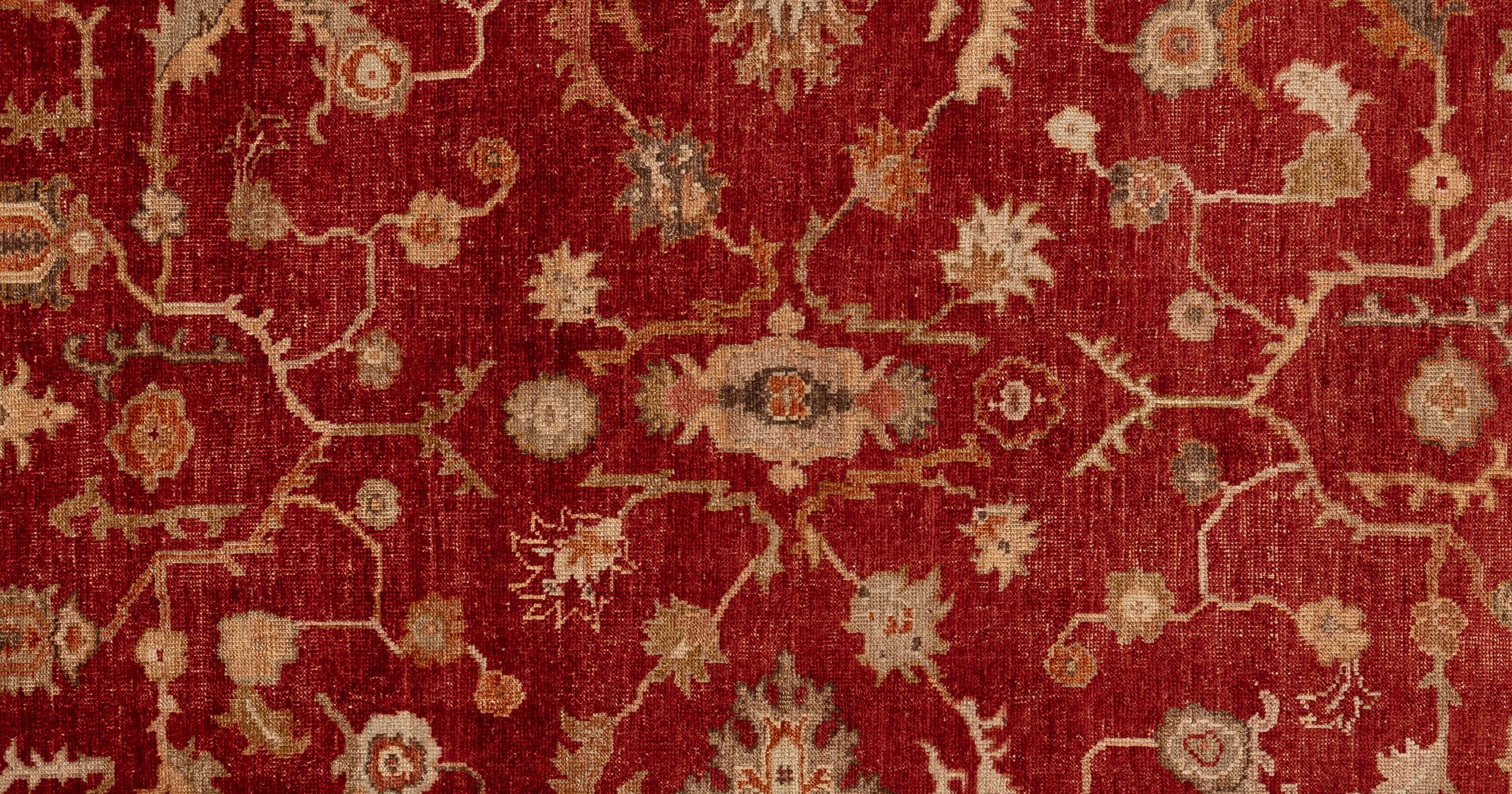 Dieser exquisite Oushak-Teppich ist ein wahres Kunstwerk, das von erfahrenen Kunsthandwerkern nach traditionellen Methoden handgewebt wurde. Dieser Teppich mit seinen filigranen Mustern und der sanften Farbgebung aus natürlichen Pflanzenfarben ist