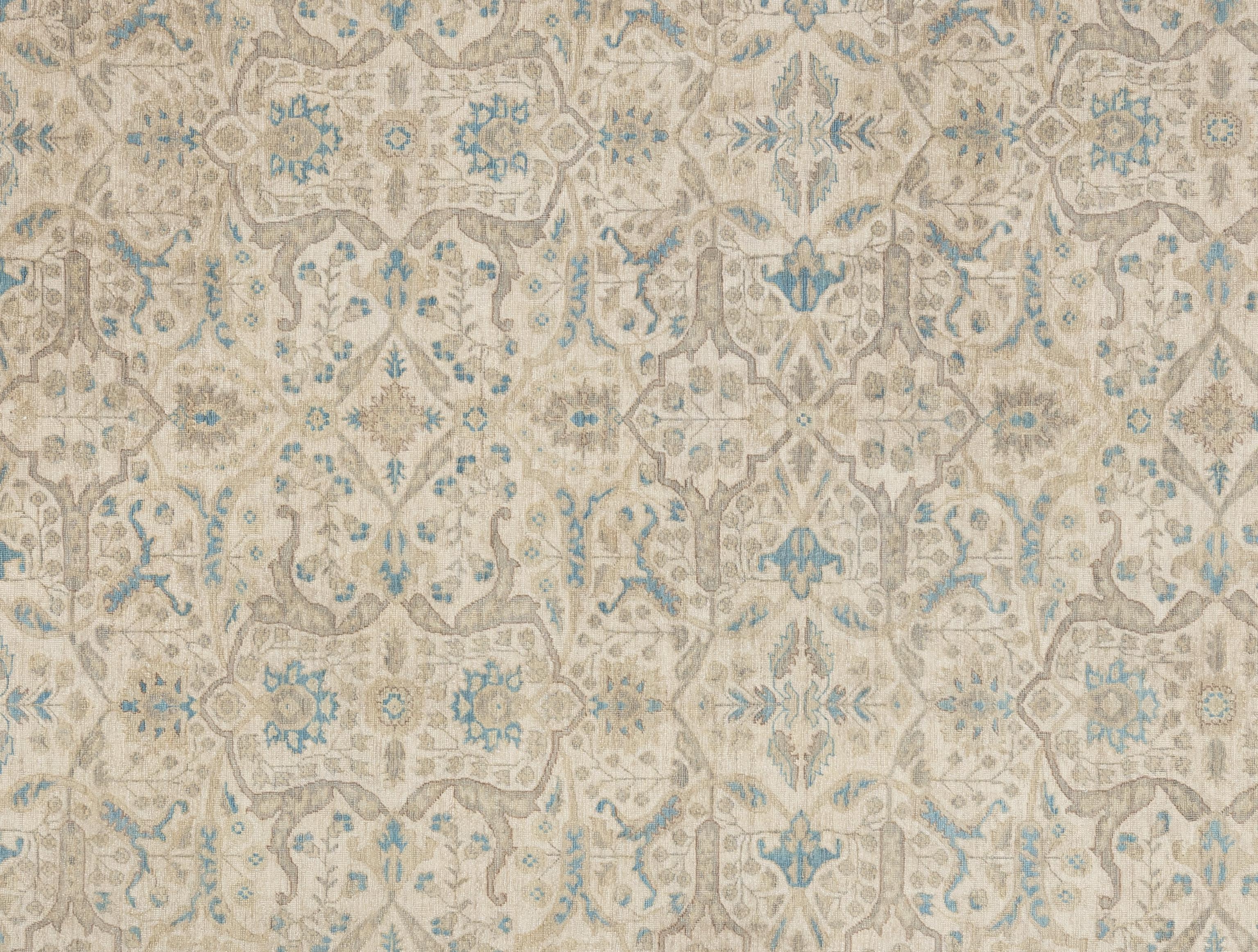 Questo squisito tappeto Oushak è una vera e propria opera d'arte abilmente tessuta a mano da artigiani esperti che utilizzano metodi tradizionali. Questo tappeto, impreziosito da motivi intricati e da una delicata combinazione di colori realizzati