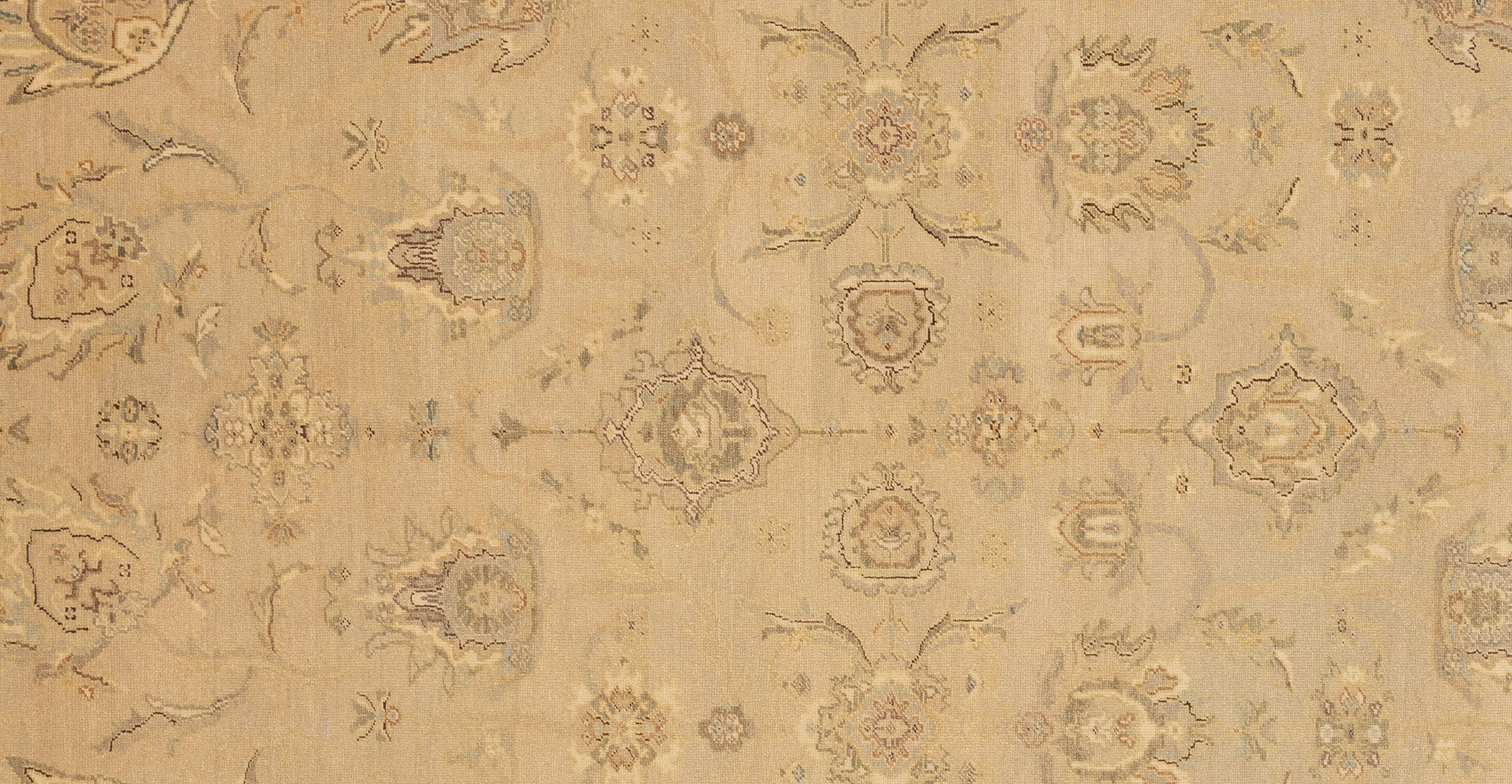 Dieser exquisite Oushak-Teppich ist ein wahres Kunstwerk, das von erfahrenen Kunsthandwerkern nach traditionellen Methoden handgewebt wurde. Dieser Teppich mit seinen filigranen Mustern und der sanften Farbgebung aus natürlichen Pflanzenfarben ist