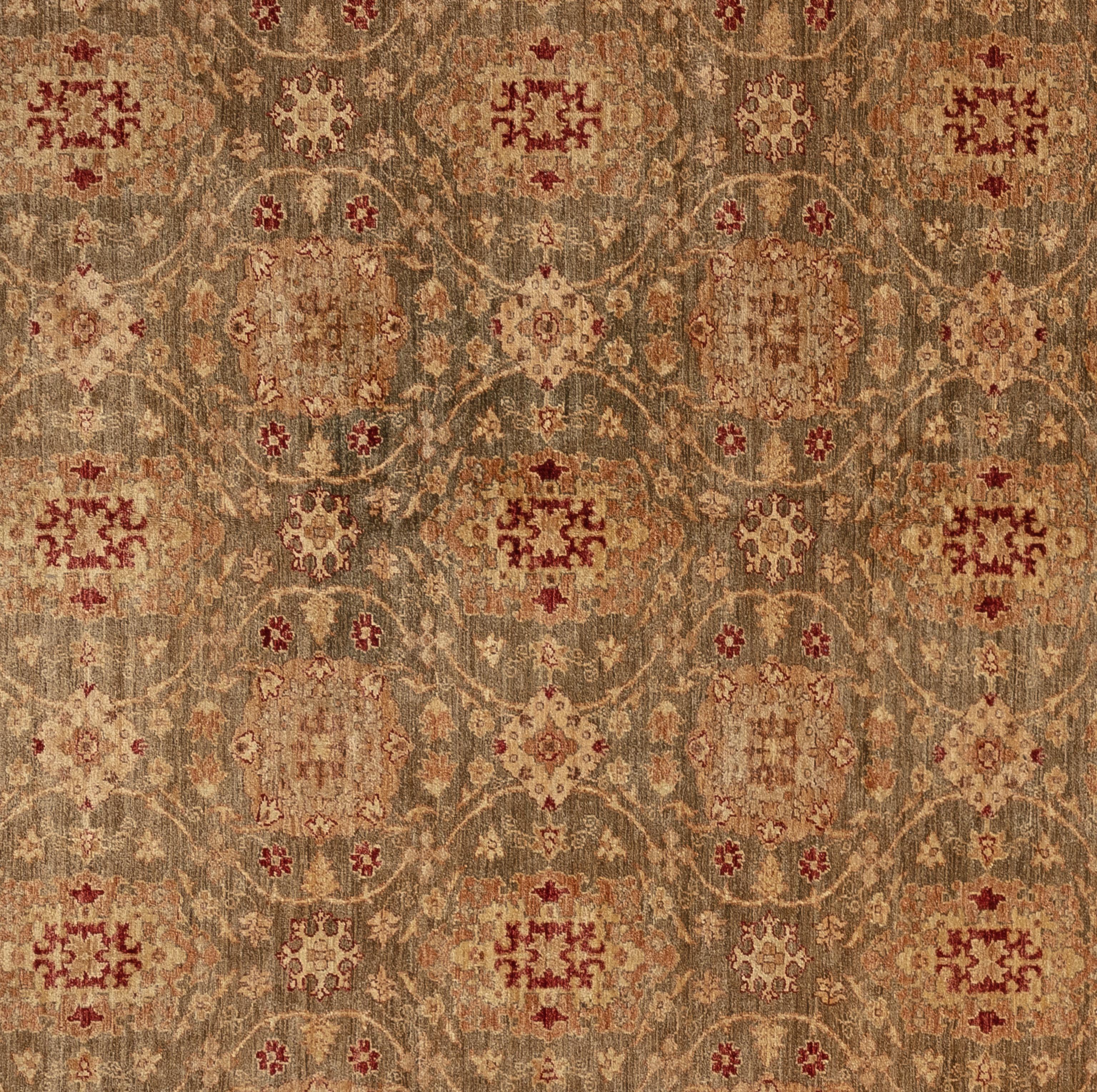 Dieser exquisite Oushak-Teppich ist ein wahres Kunstwerk, das von erfahrenen Kunsthandwerkern nach traditionellen Methoden handgewebt wurde. Dieser Teppich mit seinen filigranen Mustern und der sanften Farbgebung aus natürlichen Pflanzenfarben ist