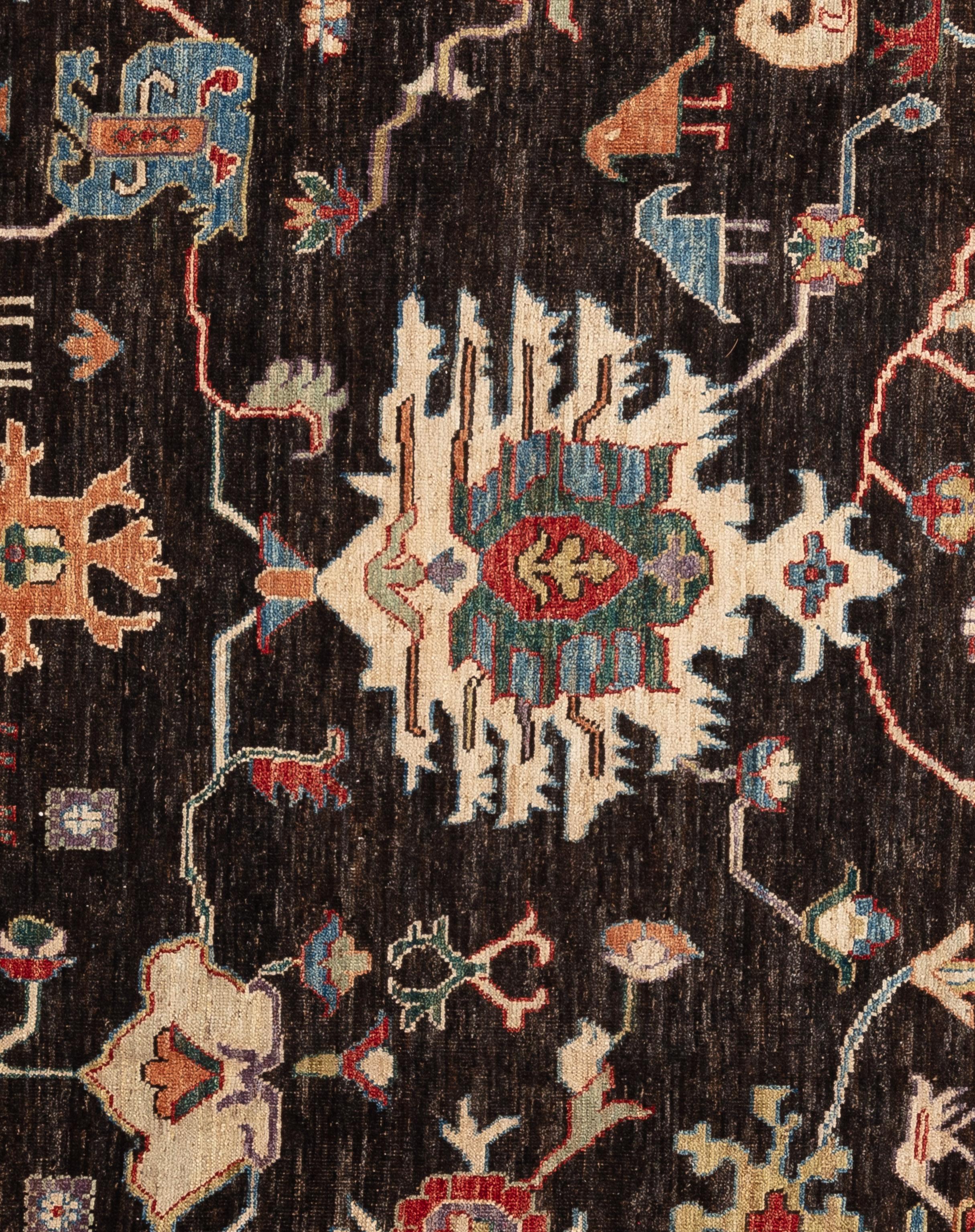 Cet exquis tapis Oushak est une véritable œuvre d'art, habilement tissée à la main par des artisans expérimentés selon des méthodes traditionnelles. Orné de motifs complexes et d'une palette de couleurs douces obtenues à partir de teintures