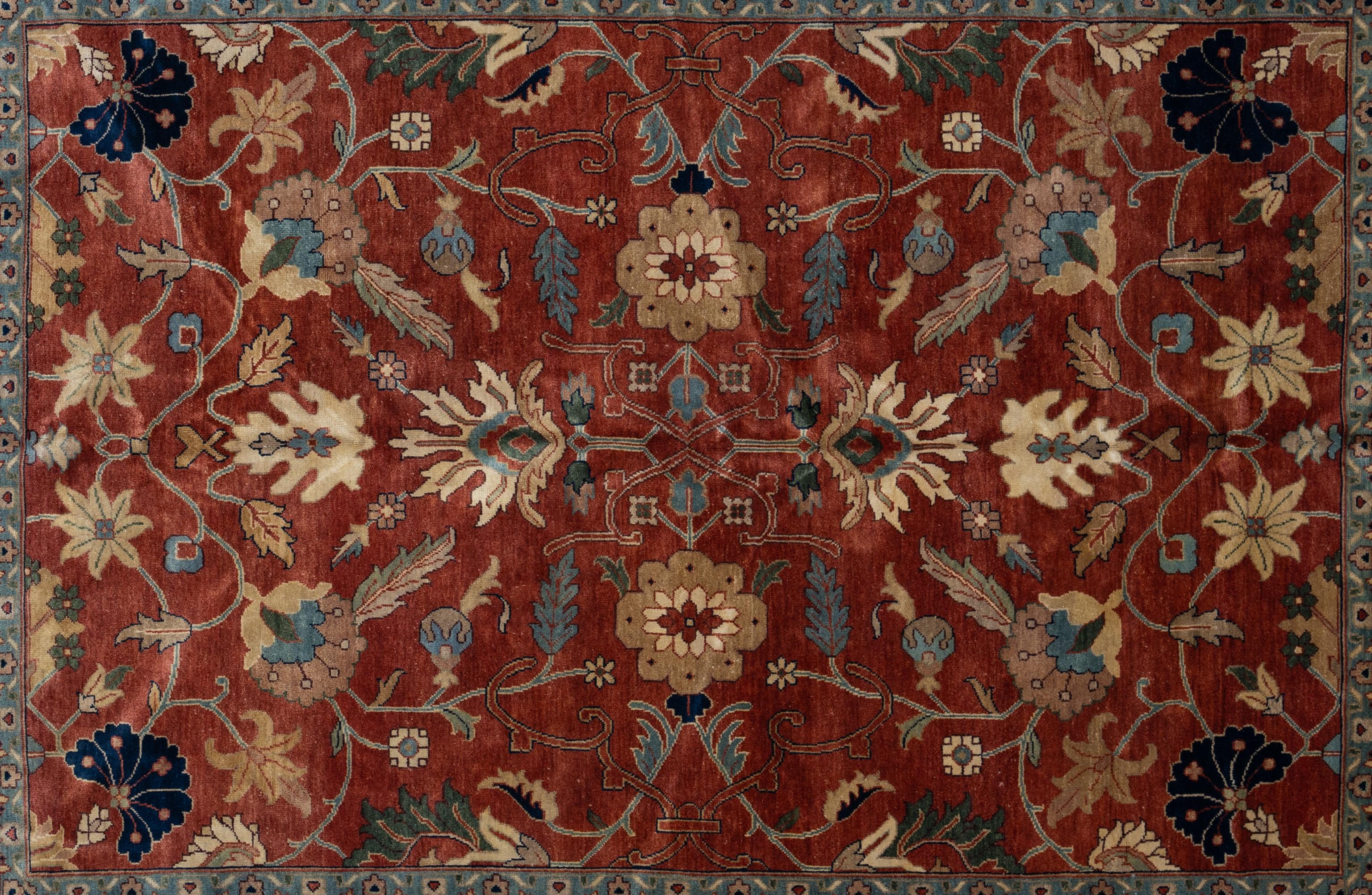 Dieser exquisite Oushak-Teppich ist ein wahres Kunstwerk, das von erfahrenen Kunsthandwerkern nach traditionellen Methoden handgewebt wurde. Dieser Teppich mit seinen filigranen Mustern und der sanften Farbgebung aus natürlichen Pflanzenfarben ist