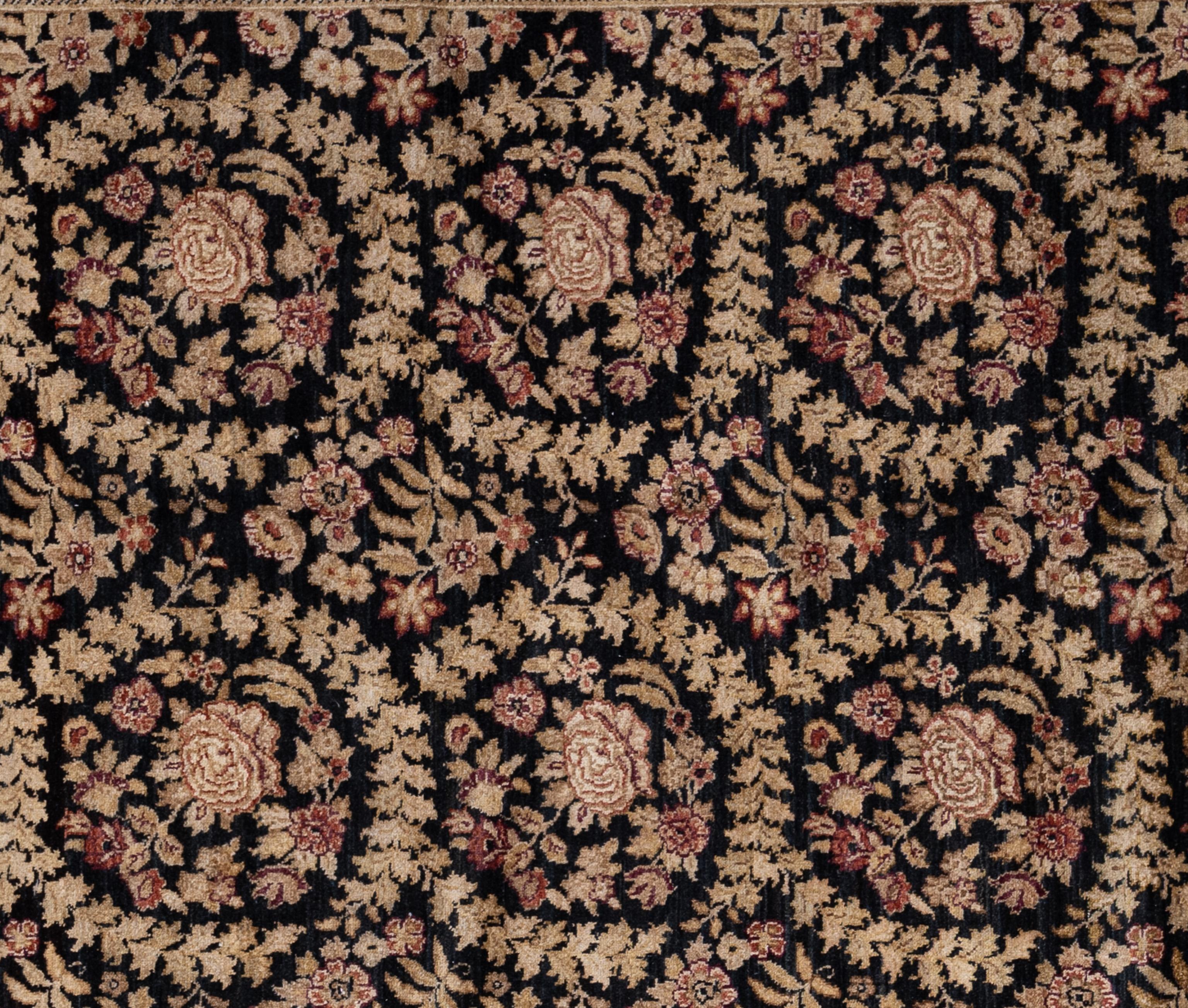 Cet exquis tapis Oushak est une véritable œuvre d'art, habilement tissée à la main par des artisans expérimentés selon des méthodes traditionnelles. Orné de motifs complexes et d'une palette de couleurs douces obtenues à partir de teintures
