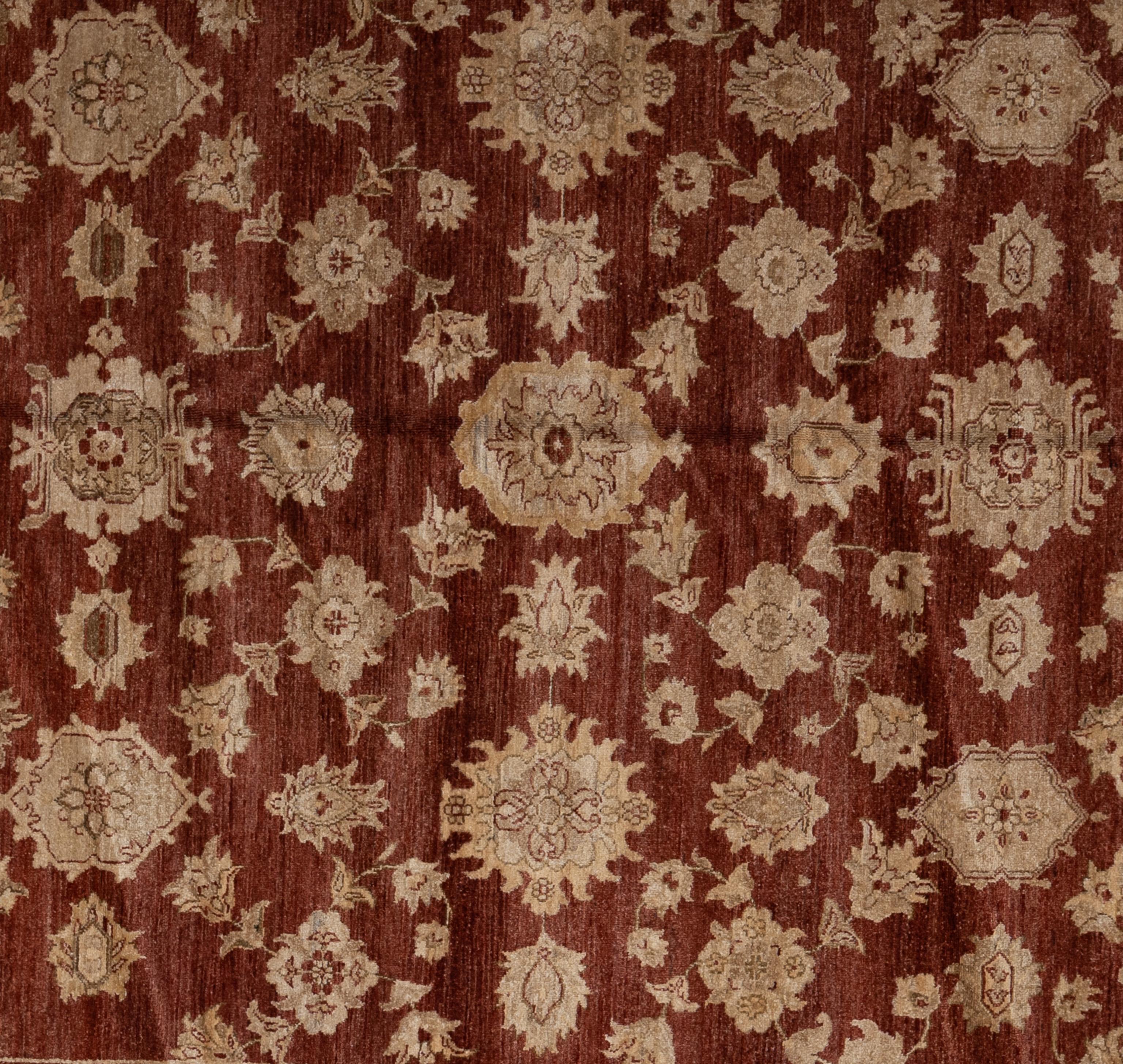 Cet exquis tapis Oushak est une véritable œuvre d'art, habilement tissée à la main par des artisans expérimentés selon des méthodes traditionnelles. Orné de motifs complexes et d'une palette de couleurs douces obtenues à partir de teintures