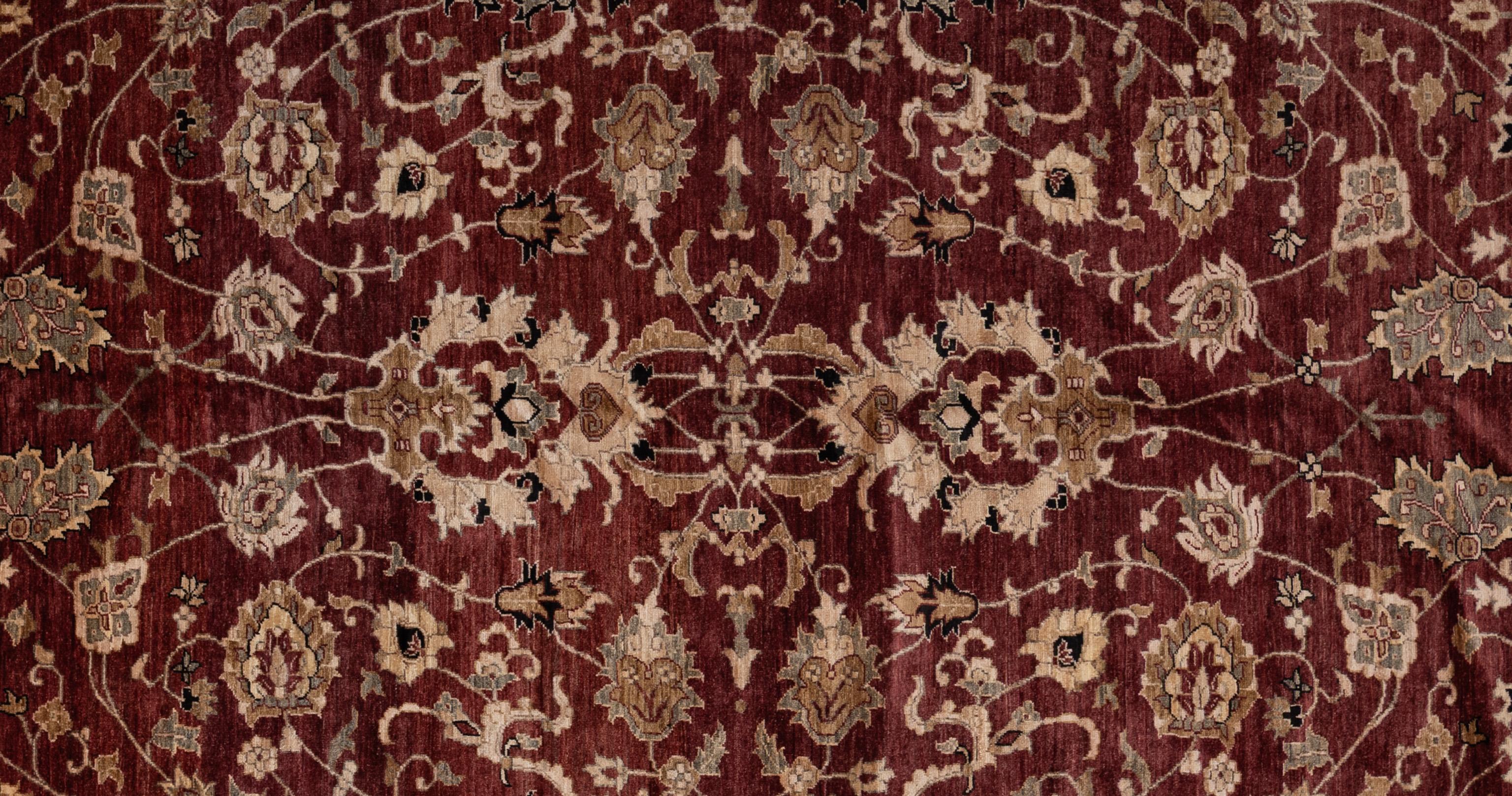 Cet exquis tapis Oushak est une véritable œuvre d'art, habilement tissée à la main par des artisans expérimentés selon des méthodes traditionnelles. Orné de motifs complexes et d'une palette de couleurs douces obtenues à partir de teintures