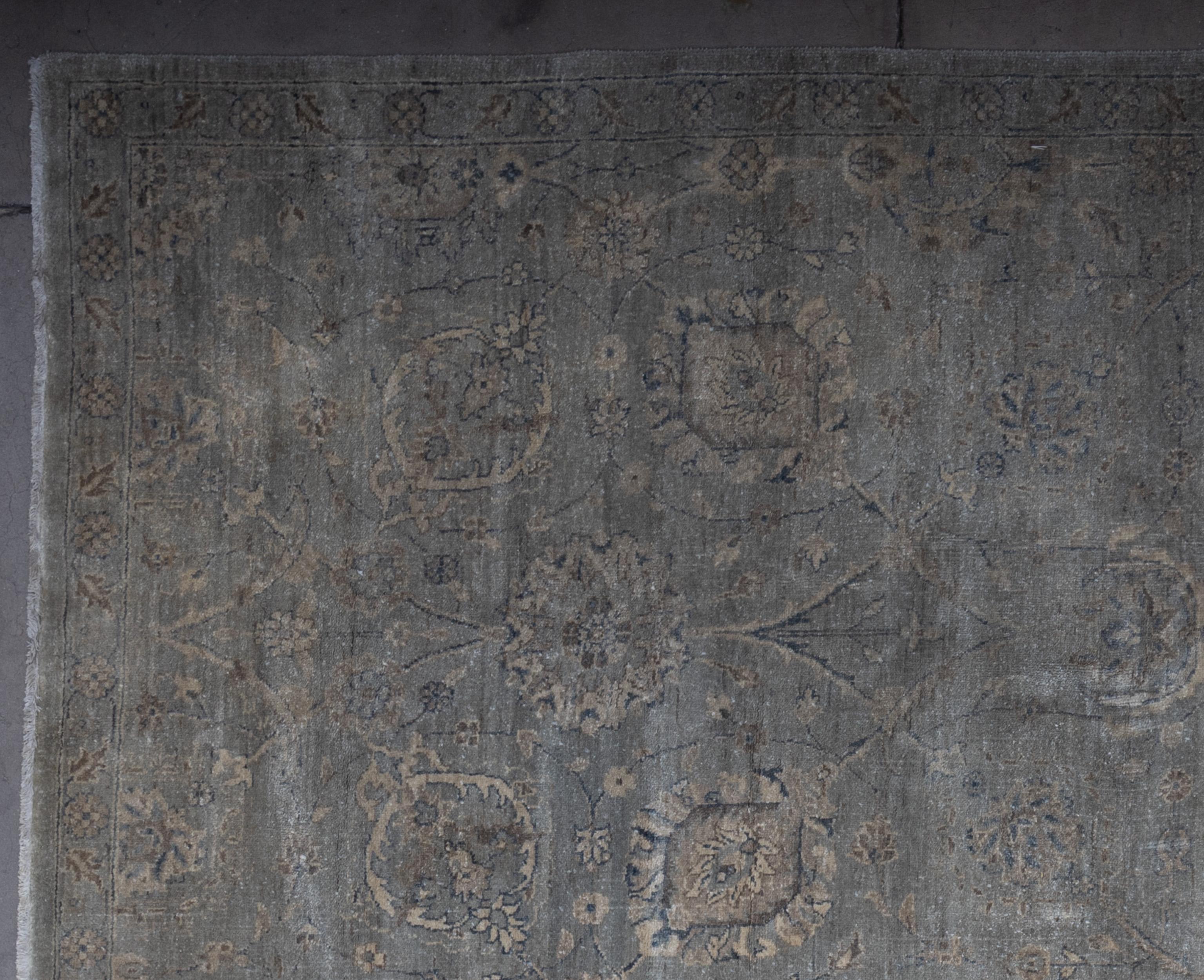 Questo squisito tappeto Oushak è una vera e propria opera d'arte abilmente tessuta a mano da artigiani esperti che utilizzano metodi tradizionali. Questo tappeto, impreziosito da motivi intricati e da una delicata combinazione di colori realizzati