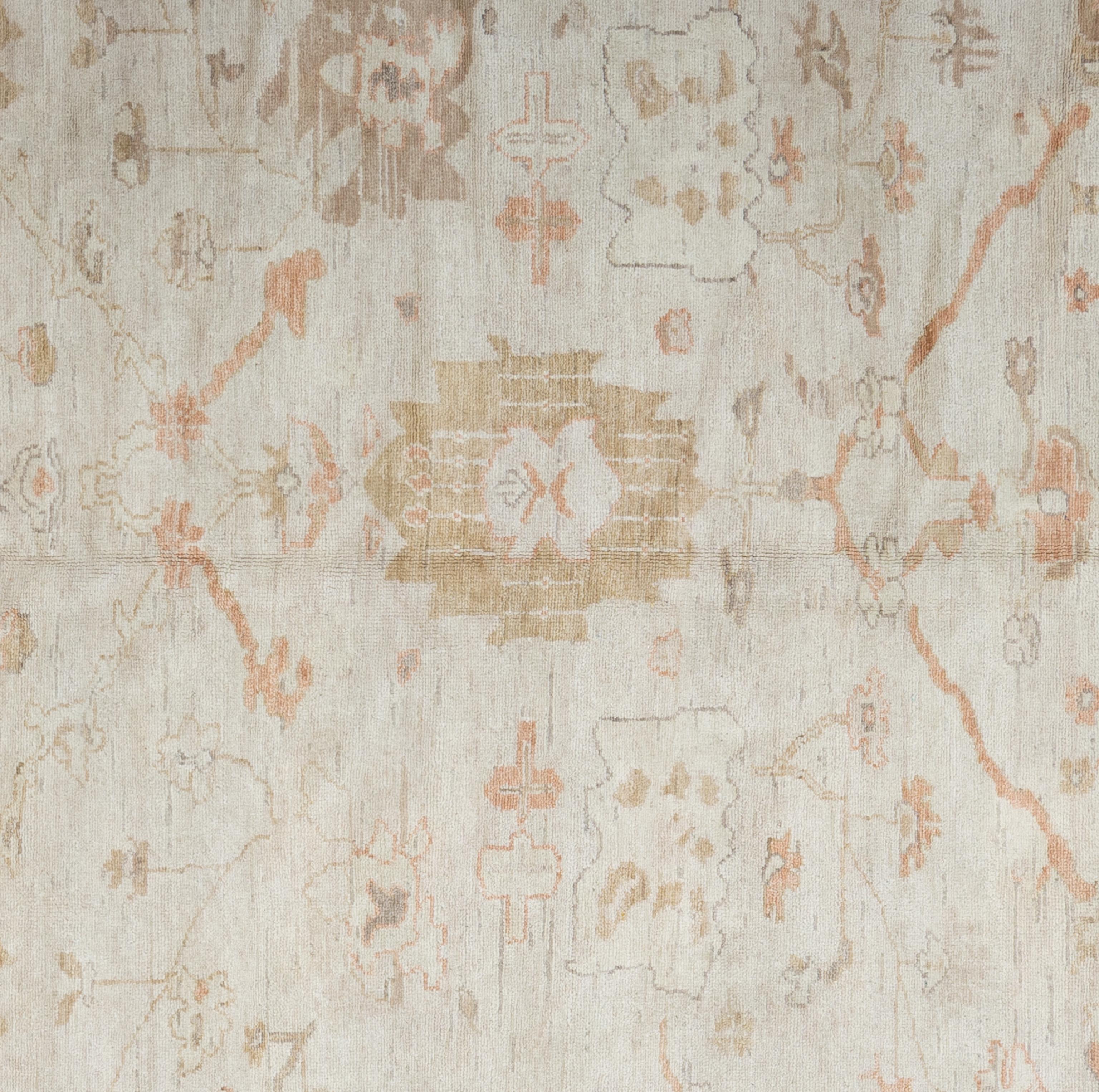 Cet exquis tapis Oushak est une véritable œuvre d'art, habilement tissée à la main par des artisans expérimentés selon des méthodes traditionnelles. Orné de motifs complexes et d'une palette de couleurs douces obtenues à partir de teintures