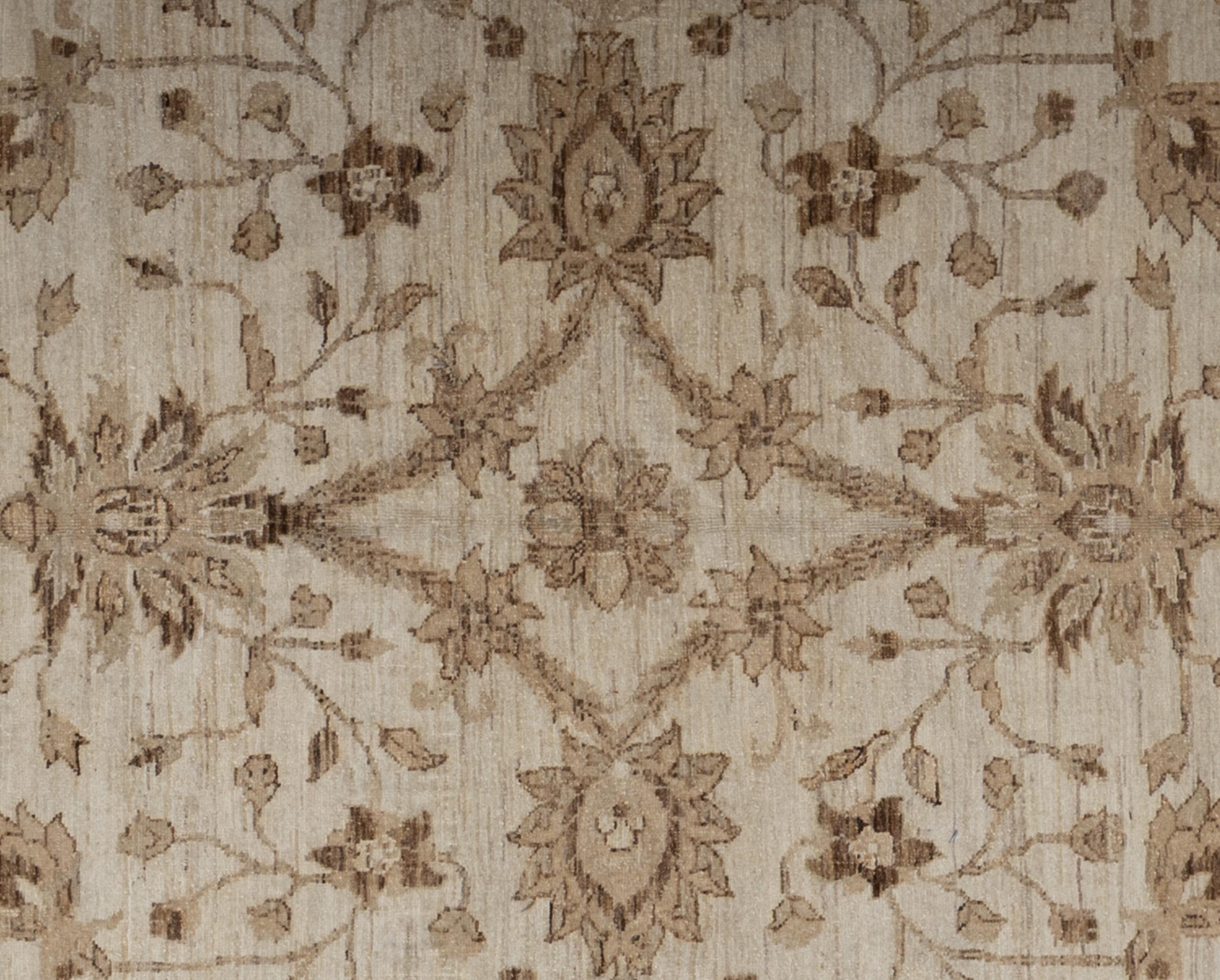 Dieser Oushak-Teppich aus Pakistan ist aus reiner Wolle handgeknüpft und bietet sowohl Haltbarkeit als auch eine weiche, einladende Textur unter den Füßen. Das Design ist von klassischen anatolischen Motiven inspiriert, die in einer beruhigenden