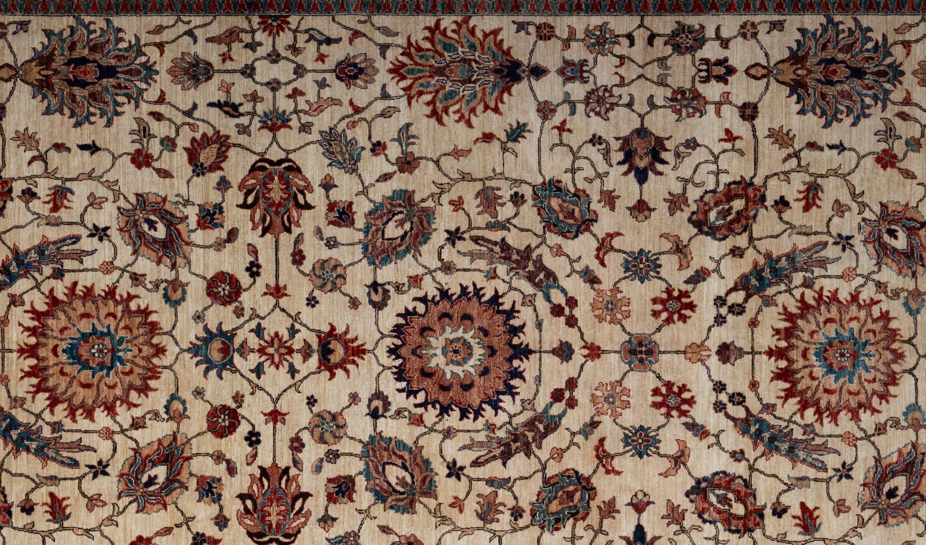 Dieser Oushak-Teppich aus Pakistan ist aus reiner Wolle handgeknüpft und bietet sowohl Haltbarkeit als auch eine weiche, einladende Textur unter den Füßen. Das Design ist von klassischen anatolischen Motiven inspiriert, die in einer beruhigenden