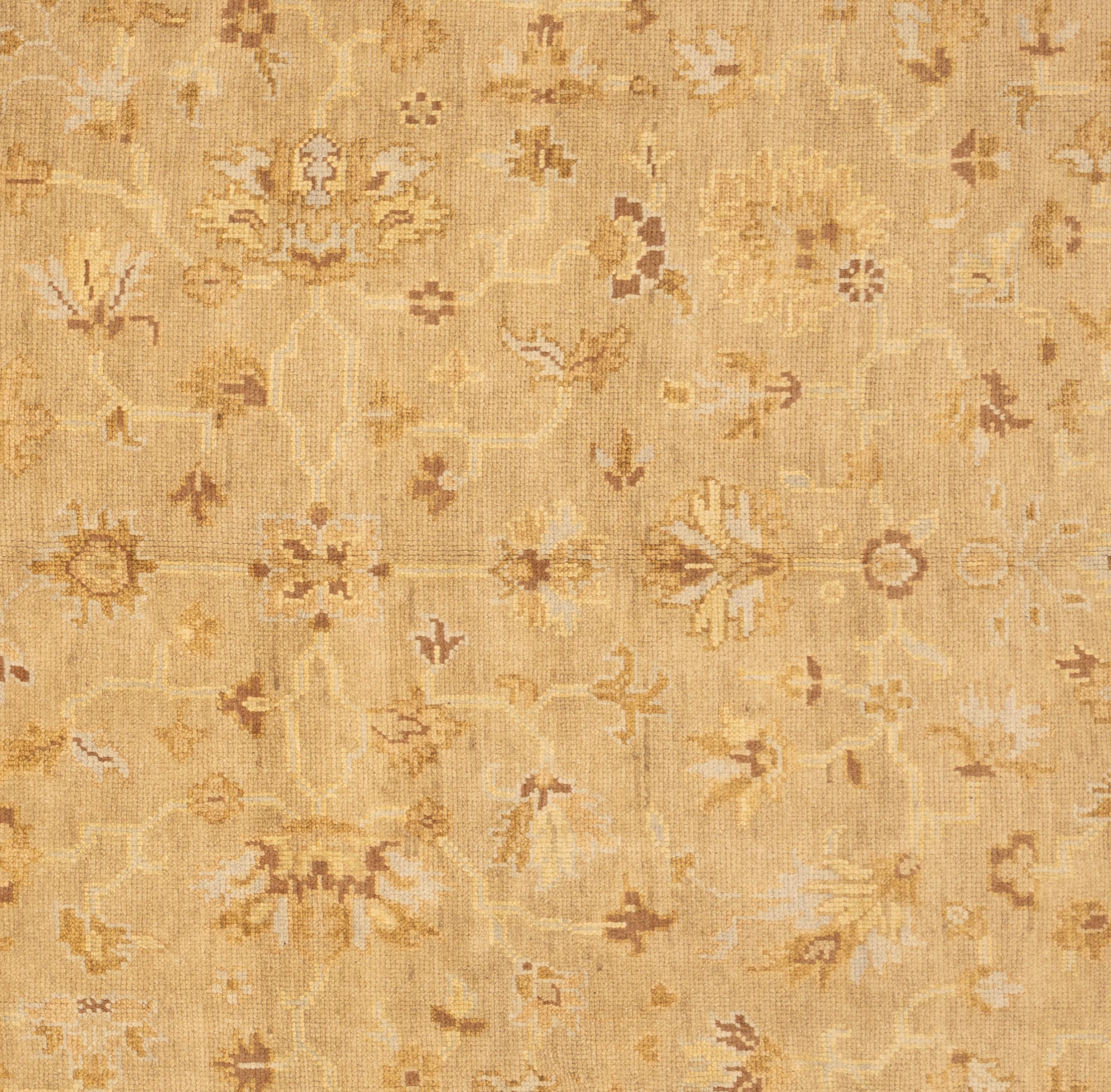 Dieser Oushak-Teppich aus Indien ist aus reiner Wolle handgeknüpft und bietet sowohl Haltbarkeit als auch eine weiche, einladende Textur unter den Füßen. Das Design ist von klassischen Motiven inspiriert, die in einer beruhigenden Palette neutraler