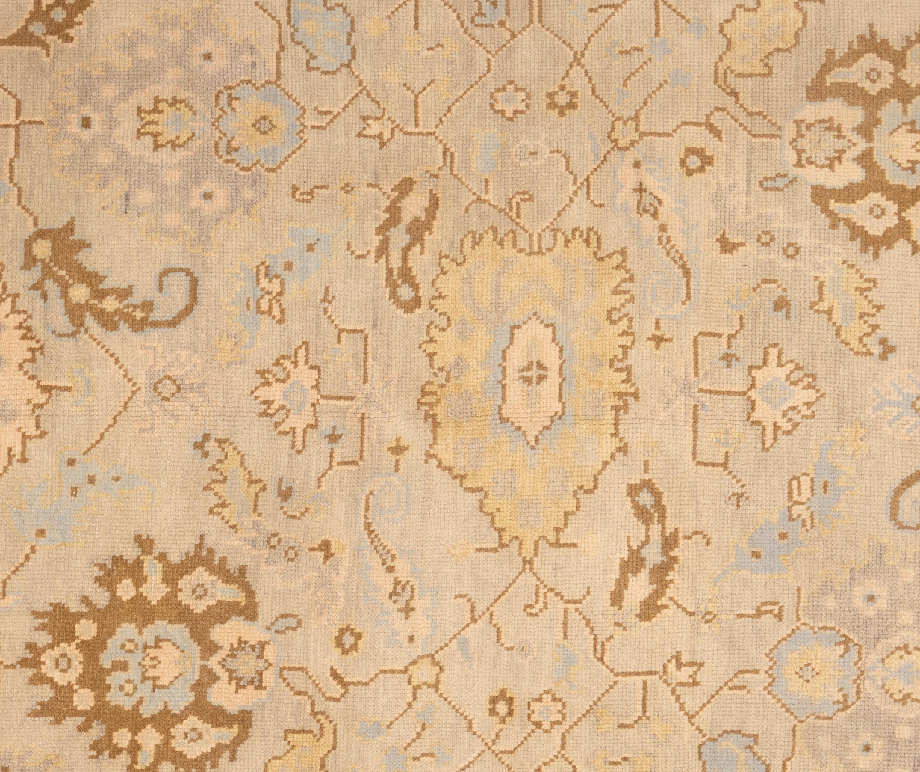 Dieser Oushak-Teppich aus Indien ist aus reiner Wolle handgeknüpft und bietet sowohl Haltbarkeit als auch eine weiche, einladende Textur unter den Füßen. Das Design ist von klassischen Motiven inspiriert, die in einer beruhigenden Palette neutraler