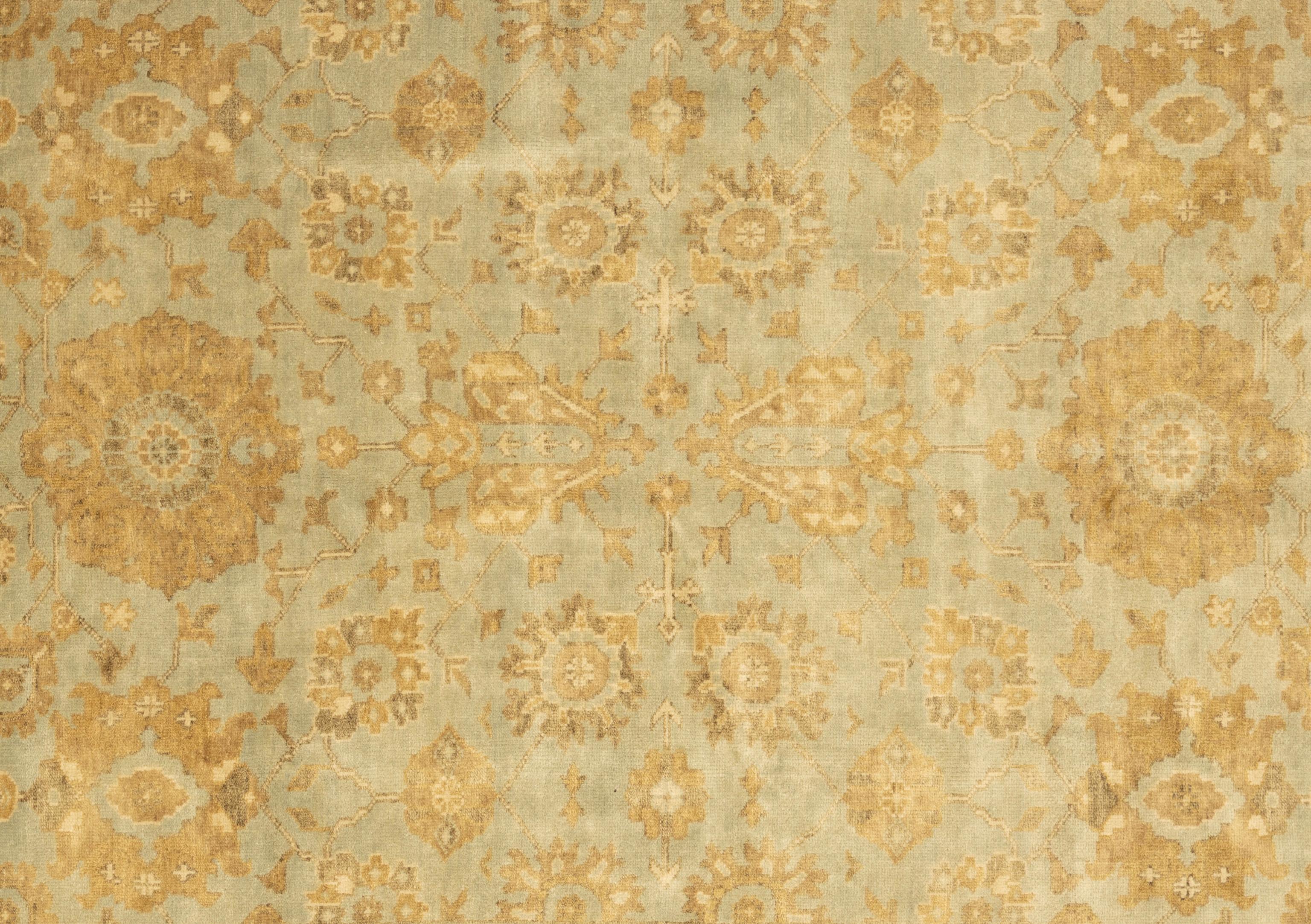 Dieser exquisite Oushak-Teppich ist ein wahres Kunstwerk, das von erfahrenen Kunsthandwerkern nach traditionellen Methoden handgewebt wurde. Dieser Teppich mit seinen filigranen Mustern und der sanften Farbgebung aus natürlichen Pflanzenfarben ist