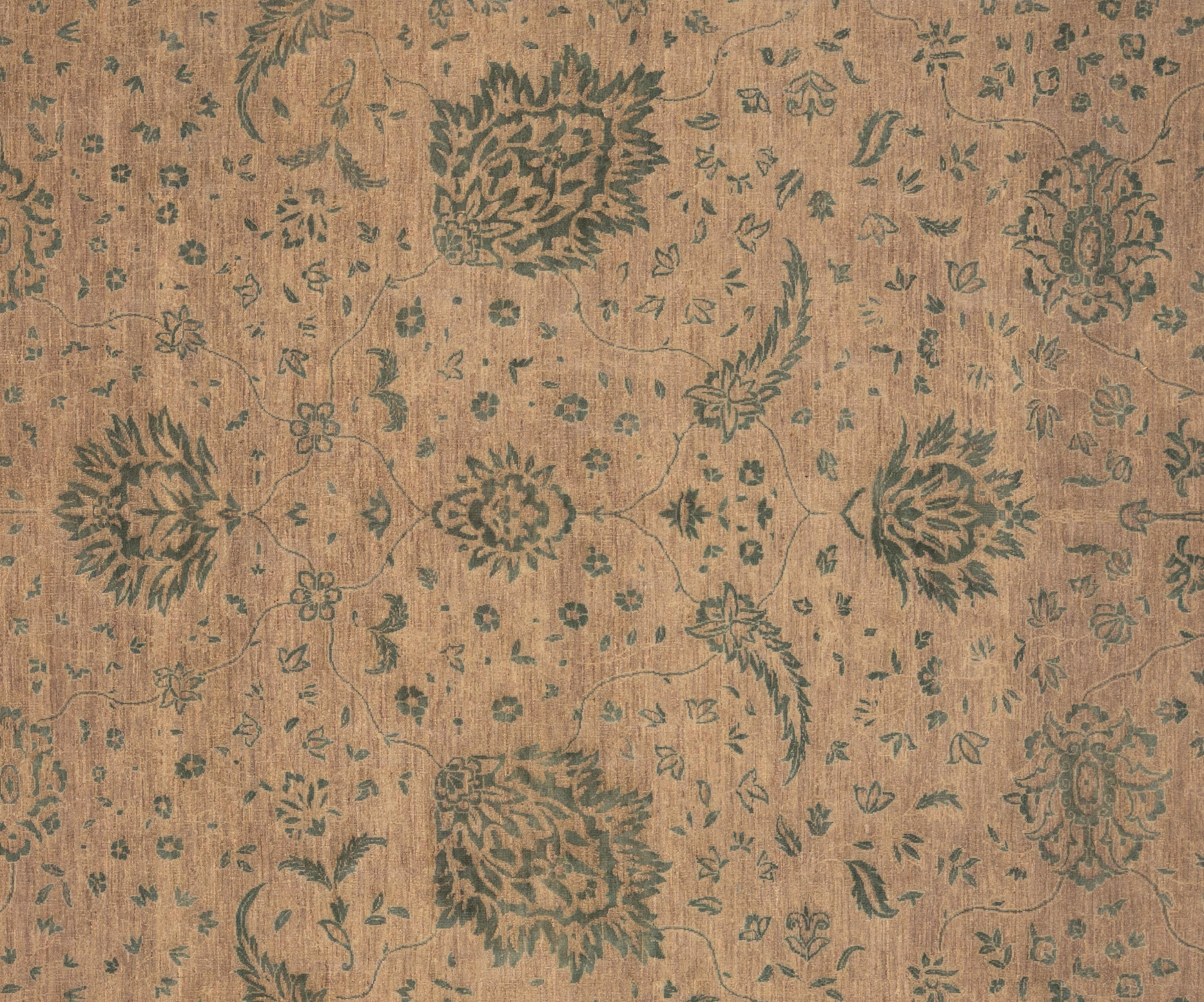 Dieser Oushak-Teppich aus Pakistan ist aus reiner Wolle handgeknüpft und bietet sowohl Haltbarkeit als auch eine weiche, einladende Textur unter den Füßen. Das Design ist von klassischen anatolischen Motiven inspiriert, die in einer beruhigenden