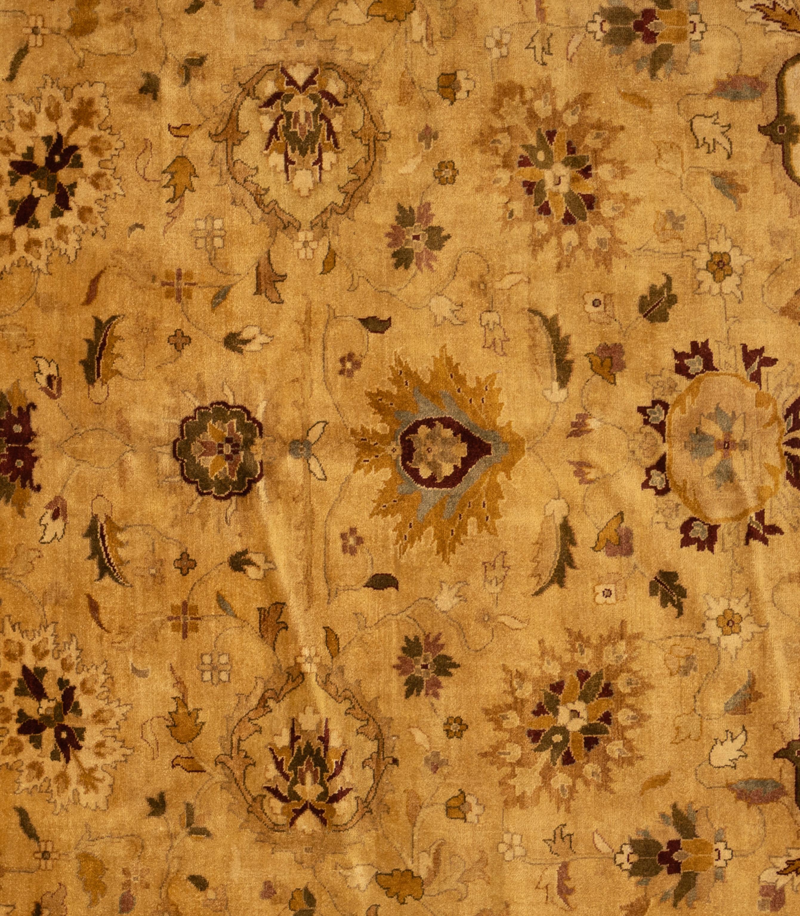 Dieser Oushak-Teppich aus Indien ist aus reiner Wolle handgeknüpft und bietet sowohl Haltbarkeit als auch eine weiche, einladende Textur unter den Füßen. Das Design ist von klassischen Motiven inspiriert, die in einer beruhigenden Palette neutraler