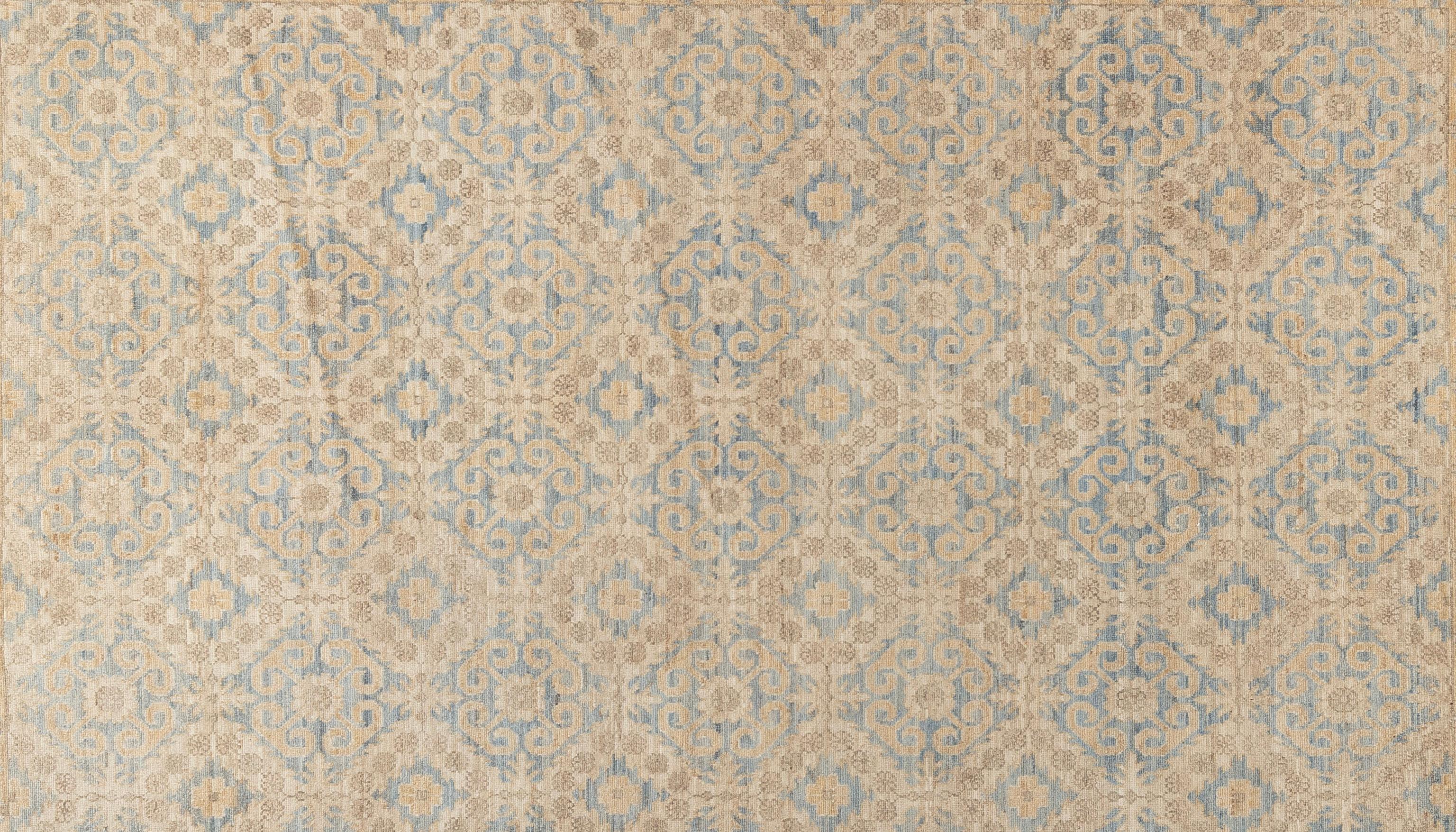 Ce tapis Oushak est noué à la main en pure laine, offrant à la fois durabilité et texture douce et accueillante sous les pieds. Son design s'inspire de motifs classiques, réimaginés dans une palette apaisante de tons neutres qui apportent un