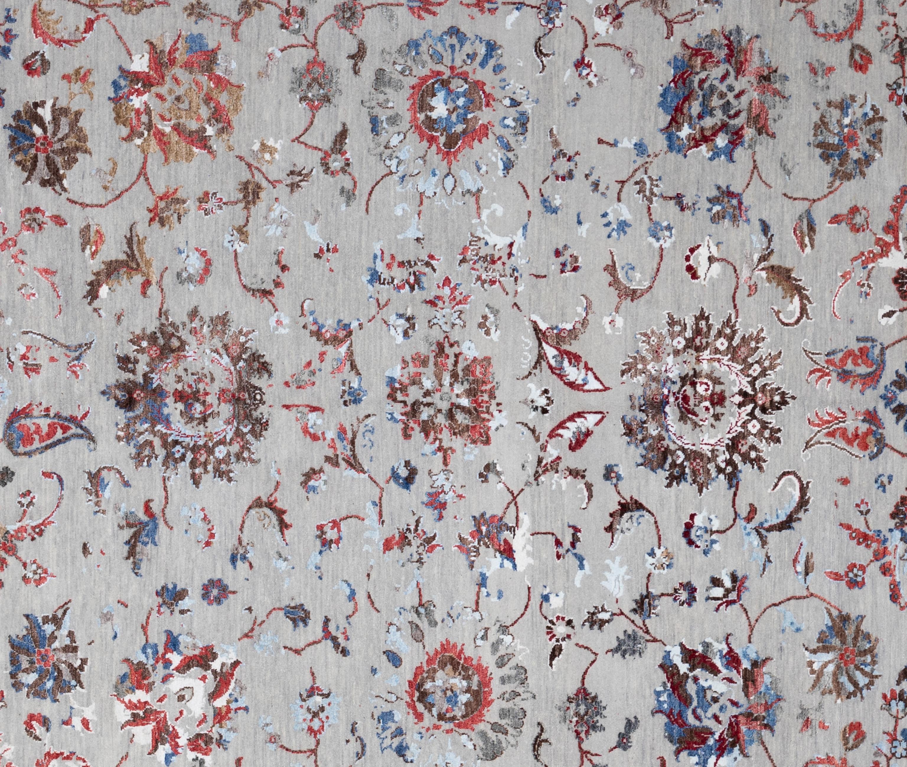 Un tappeto Oushak è un tappeto tradizionale tessuto a mano originario della regione di Oushak in Turchia, rinomato per la sua lana morbida e luminosa e per i suoi disegni distintivi. Questi tappeti si caratterizzano per i loro motivi floreali su