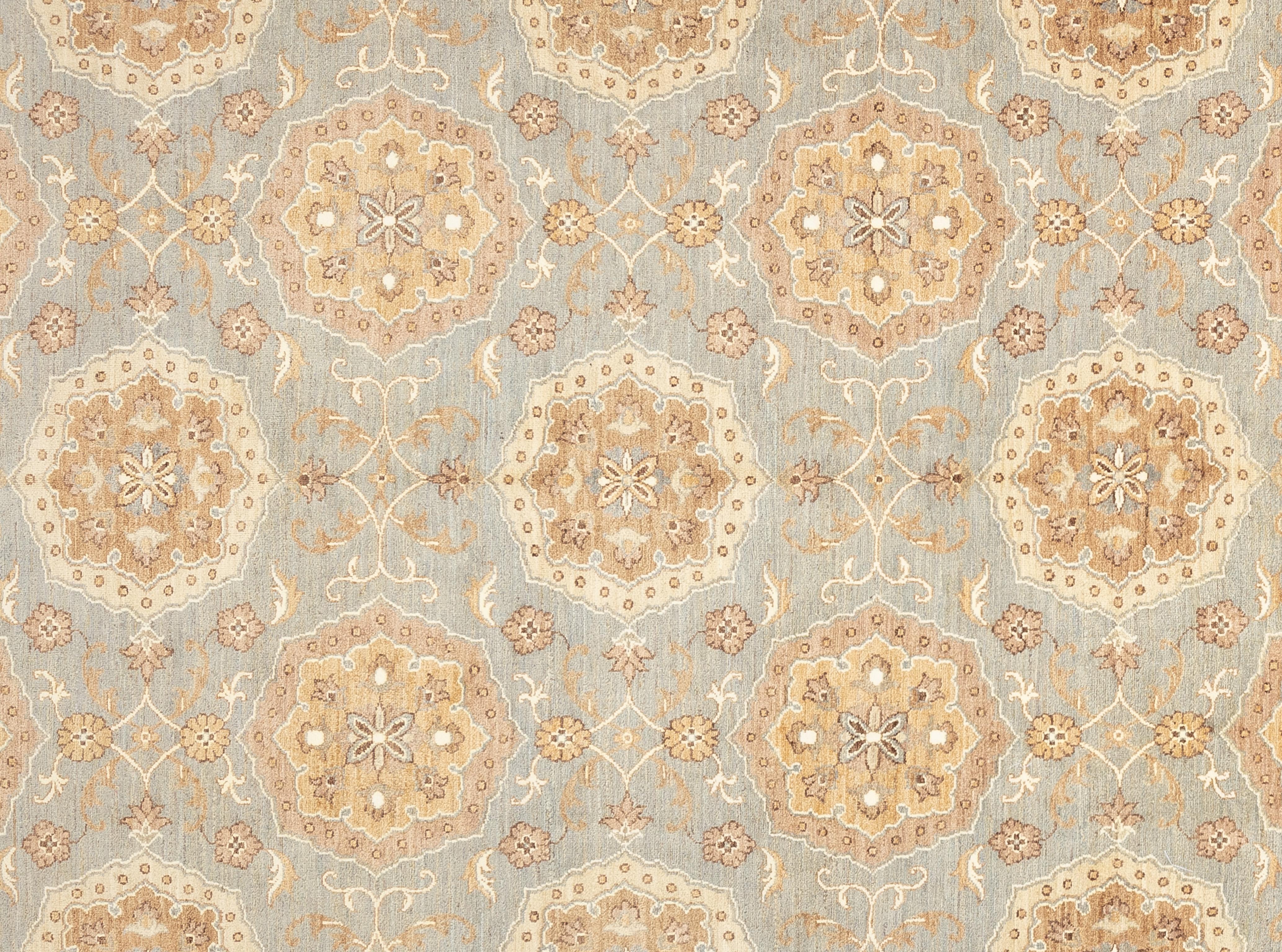 Dieser exquisite türkische Oushak-Teppich ist ein wahres Kunstwerk, das von erfahrenen Kunsthandwerkern nach traditionellen Methoden handgewebt wurde. Dieser Teppich mit seinen filigranen Mustern und der sanften Farbgebung aus natürlichen