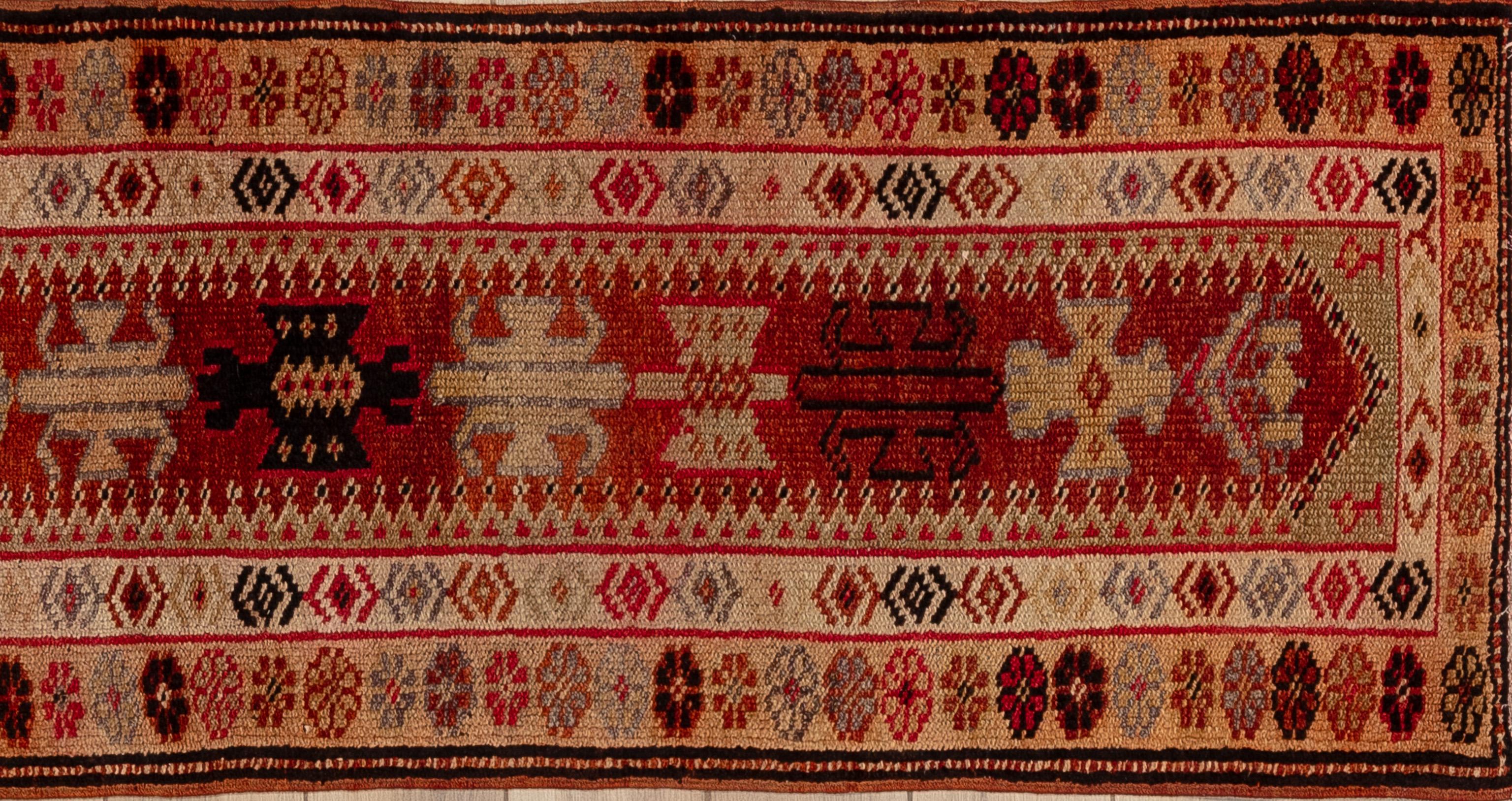 Erhöhen Sie die Ästhetik Ihres Flures oder Korridors mit unserem atemberaubenden Oushak-Läufer. Jeder Oushak-Läufer ist ein Meisterwerk von zeitloser Eleganz und Raffinesse und wird von erfahrenen Handwerkern mit Präzision und Leidenschaft
