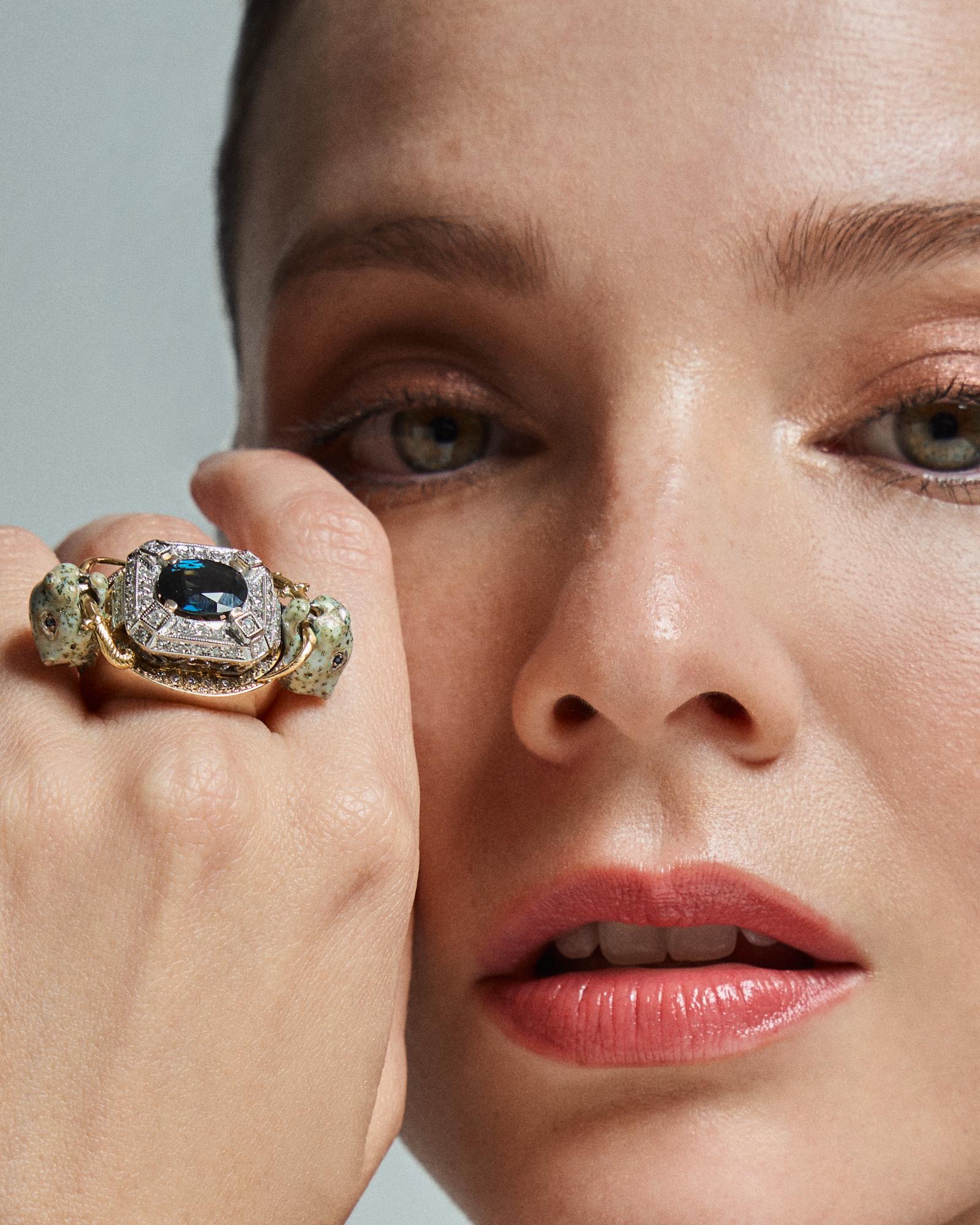 21st Century Oval Sapphire Diamonds Leopard White Gold Ring Vicente Gracia

Oval Sapphire Diamonds Leopards Enamel Yellow White Gold Ring.

Oval Central Sapphire 10 x 8 mm, 0.36 Carat Diamonds, Sapphires, Silver enameled with 18 Karat Gold nuggets,
