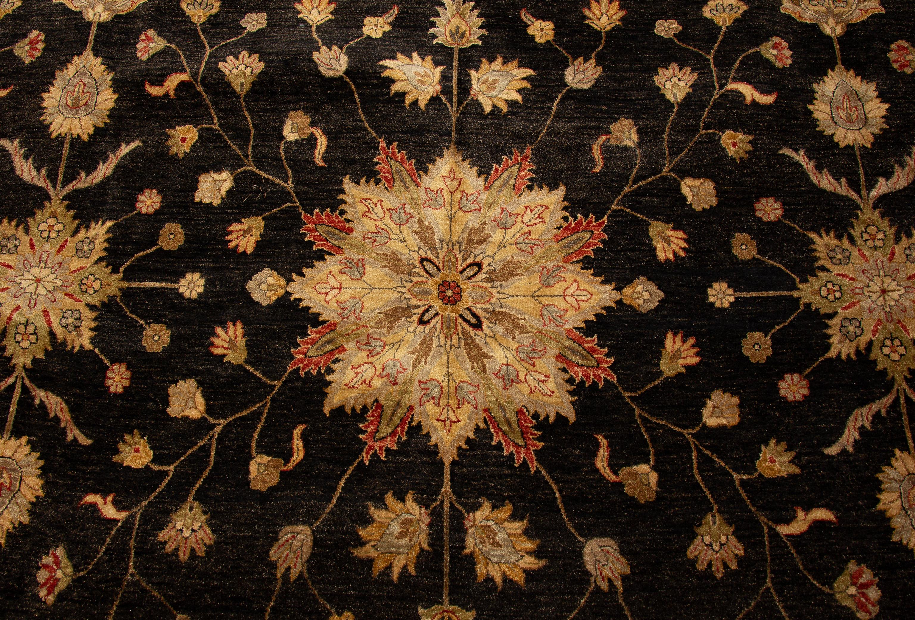 Von Meisterwebern handgewebt und aus 100 % Wolle hergestellt. Dieser Agra-Teppich aus Indien zeigt ein wunderschönes, detailliertes Motiv. Dieser raffinierte Teppich hat das perfekte Gleichgewicht zwischen hellen und dunklen Tönen, was ihn zu einem