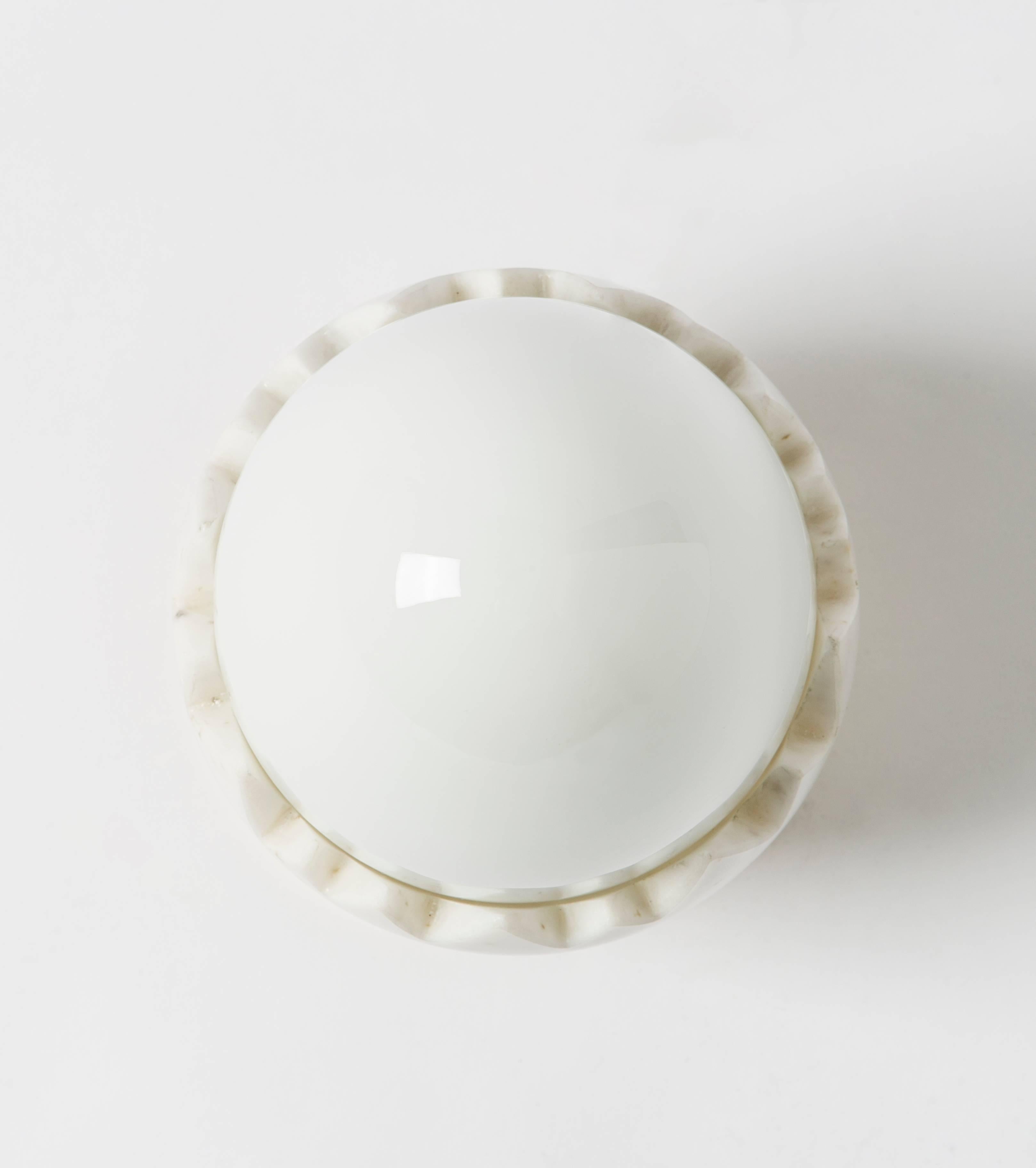 Arts and Crafts Lampe de bureau du 21e siècle en marbre blanc avec laiton et verre opaque en vente