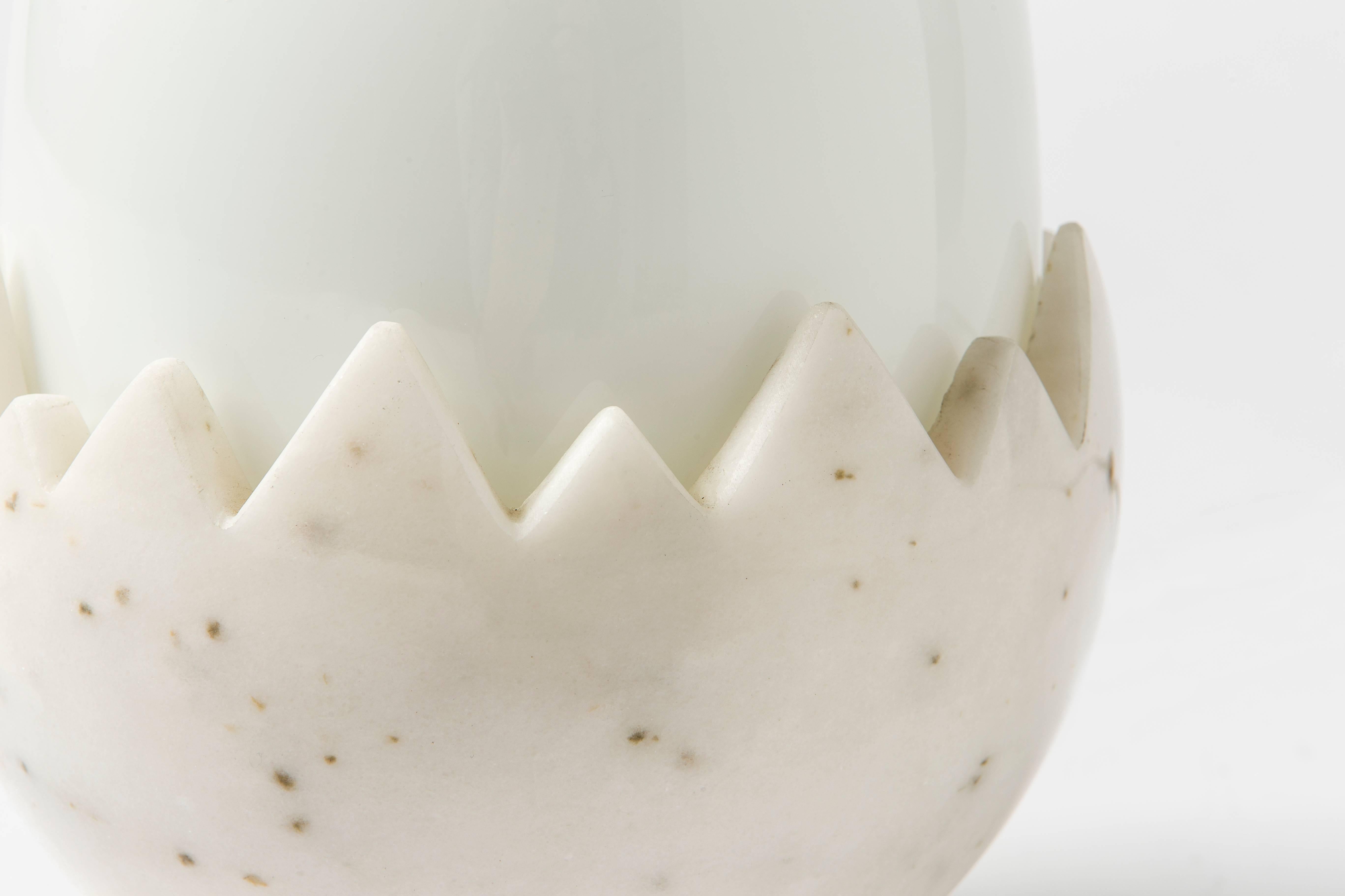Turc Lampe de bureau du 21e siècle en marbre blanc avec laiton et verre opaque en vente