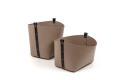 21st Century Ovo Towel & Magazine Leather Basket Outdoor Use Handmade in Italy (Panier à serviettes et magazines en cuir pour l'extérieur fait à la main)