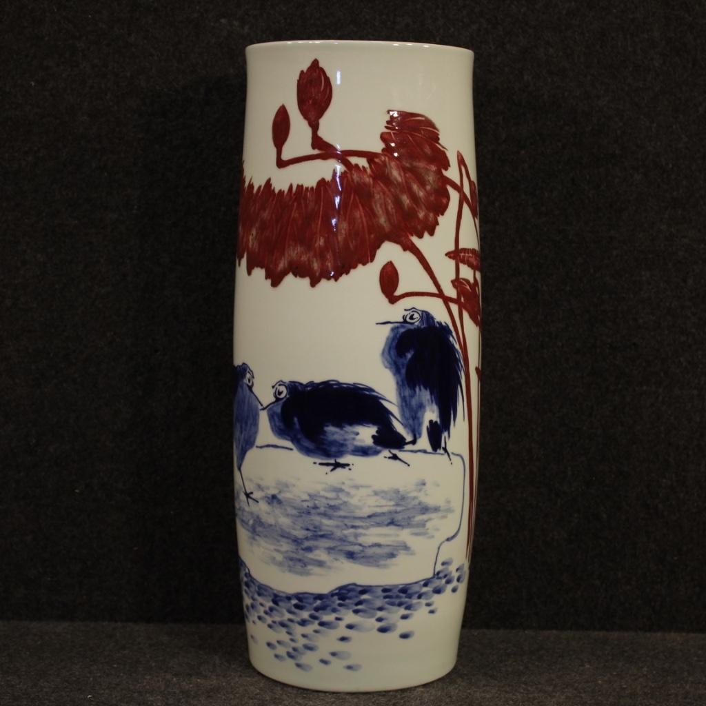 Chinesische Vase aus dem frühen 21. Jahrhundert. Handbemalte Keramik aus Jingdezhen, die eine stilisierte Landschaft mit Blumen und Tieren in hervorragender Qualität zeigt. Das Objekt ist mit chinesischen Schriftzeichen verziert (siehe Foto). Vase