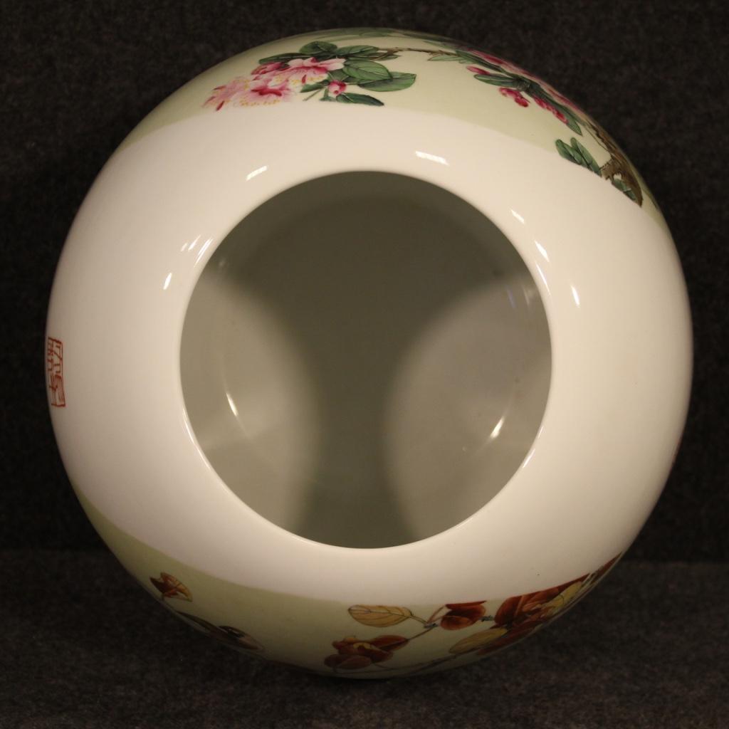 Vase chinois du 21e siècle en céramique peinte et émaillée, 2000 5