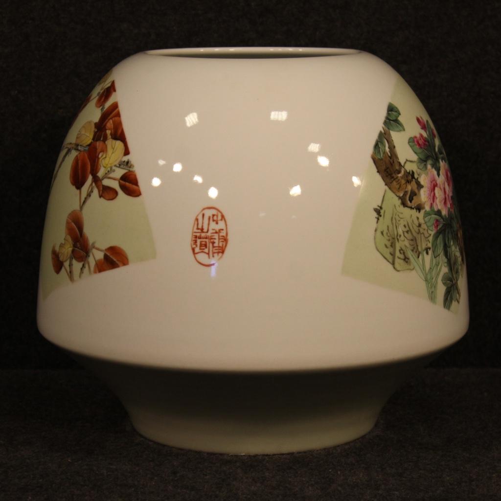 Vase chinois du début du 21e siècle. Céramique de Jingdezhen émaillée et peinte à la main avec des décorations florales et animales d'excellente qualité. Vase en forme de champignon, idéal pour être présenté comme un meuble. Il porte un cachet sur