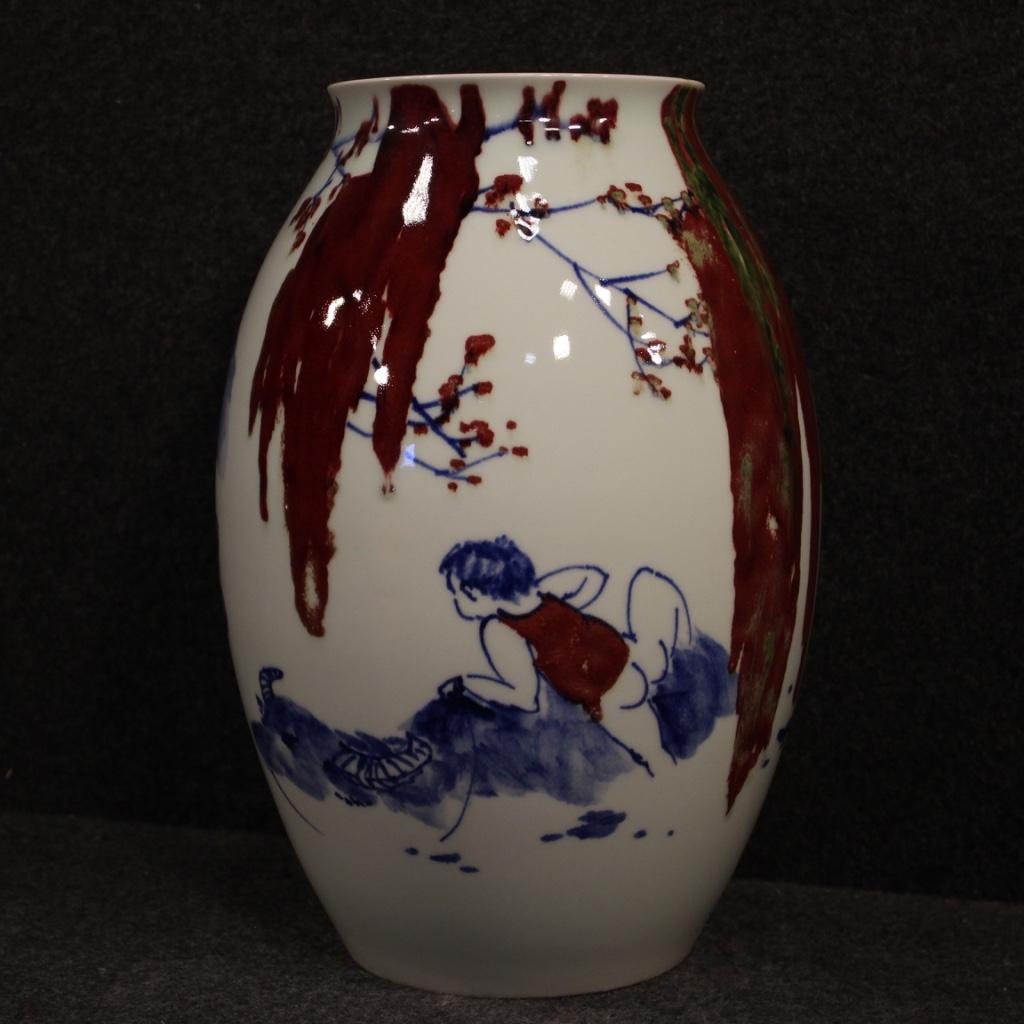 Chinese vase from the early 21st century. Jingdezhen ceramic work glazed and painted by hand adorned with games of children with buffalo, of excellent quality. Vase of moderate size and beautiful decoration ideal to display as a piece of furniture.