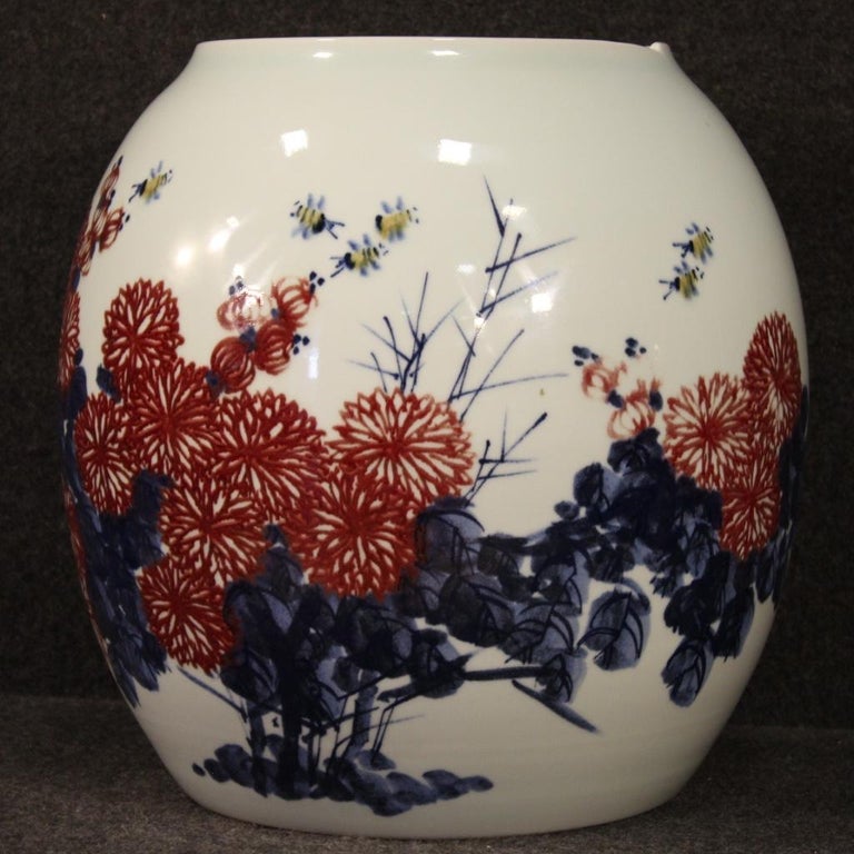 Chinese vase from the early 21st century. Jingdezhen ceramic work glazed and hand painted with oriental writing and floral decorations of excellent quality. Vase of great size and impact, ideal to display as a piece of furniture. In good condition,