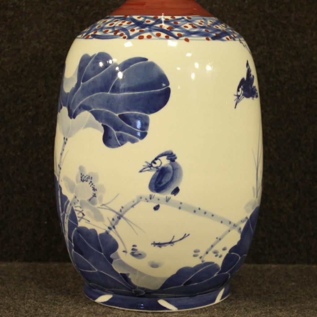 Chinese vase from the early 21st century. Jingdezhen ceramic work glazed and painted by hand with floral and animal decorations of excellent quality. Vase of beautiful size and great impact, with particular top opening of 3 cm. Ideal object to be