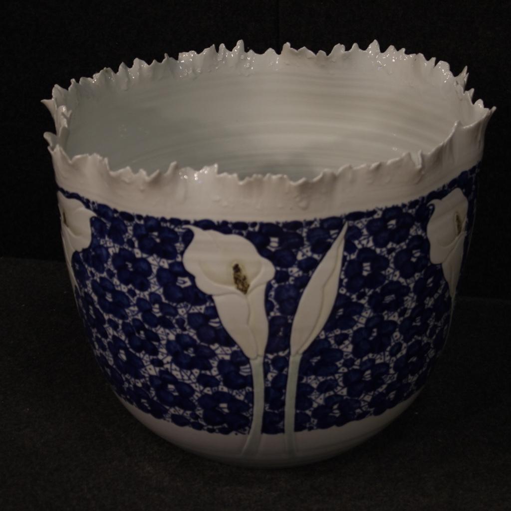 Chinese vase from the early 21st century. Jingdezhen ceramic work glazed and hand painted with calla lilies. Handkerchief vase of great impact ideal for display as a piece of furniture. It has a stamp under the base (see photo), in good condition,