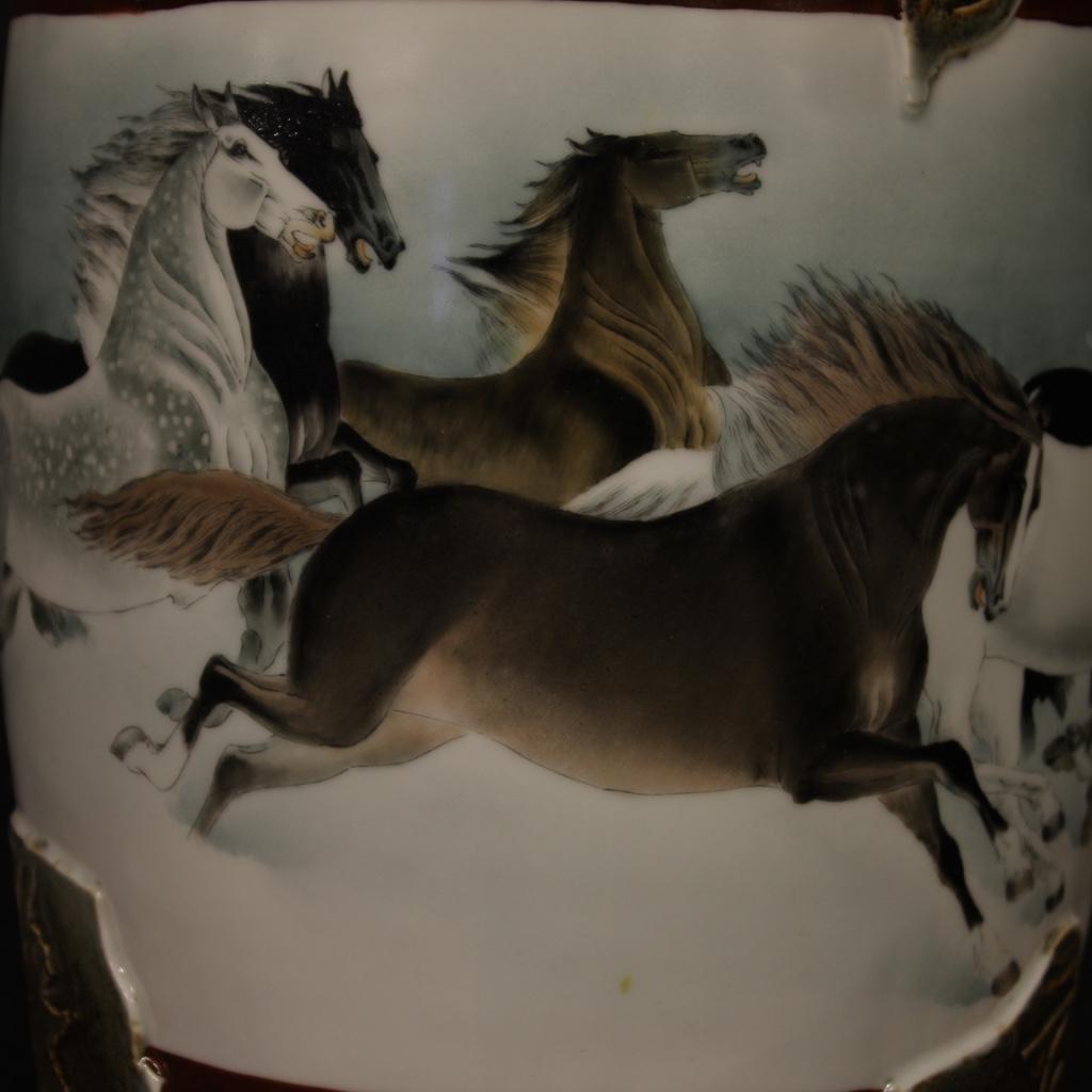 bemalte chinesische Keramikvasen des 21. Jahrhunderts Pferde, 2000 im Angebot 3