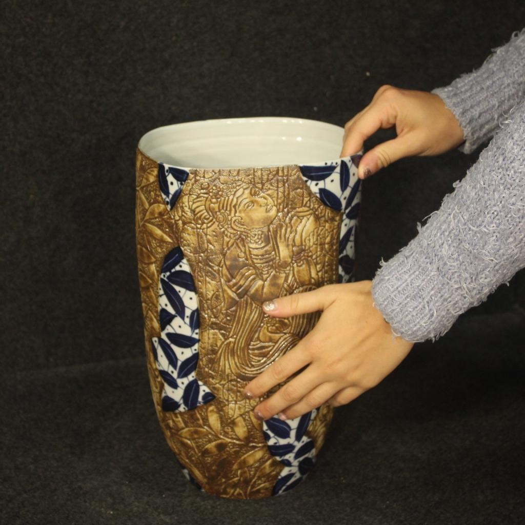 Chinese vase from the beginning of the 21st century. Glazed ceramic work, chiseled and hand painted with oriental figures and floral decorations. Vase of excellent proportion with maximum top opening of 21 cm, ideal for different types of flowers or