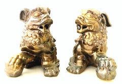 Coppia di sculture contemporanee del 21° secolo in ceramica dorata con smalto Foo Dog