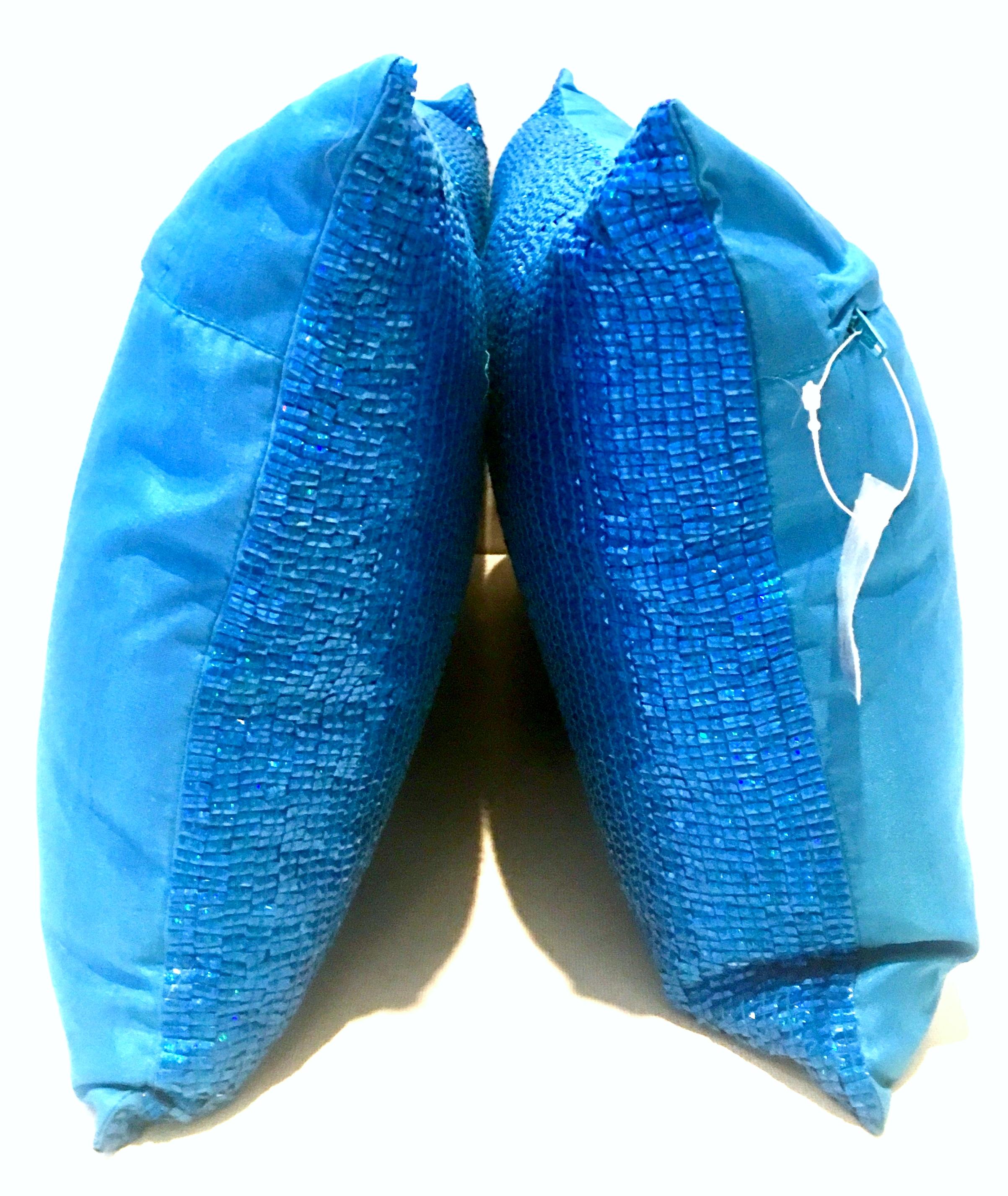 Paar rechteckige Kissen aus elektrisch blauem Kristall und Seide aus dem 21. Jahrhundert (Indisch) im Angebot